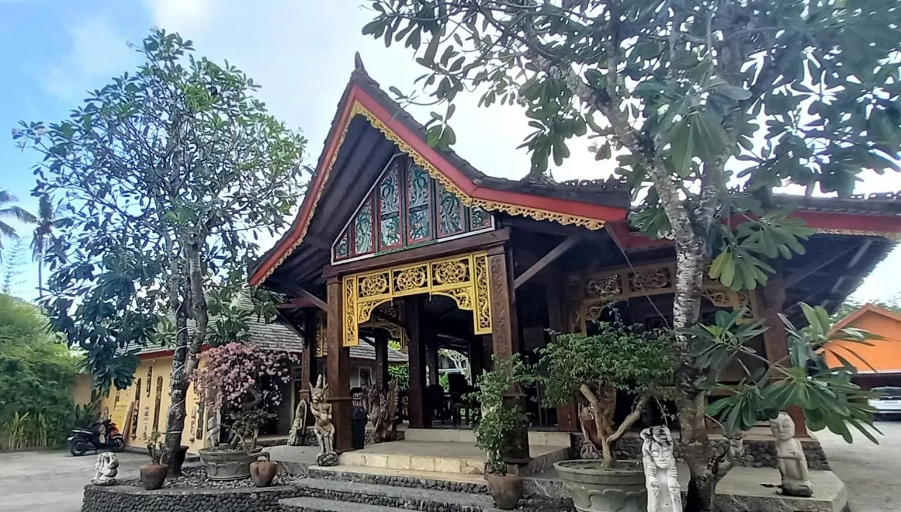 Facade/entrance in Matahari Inn Kuta Lombok