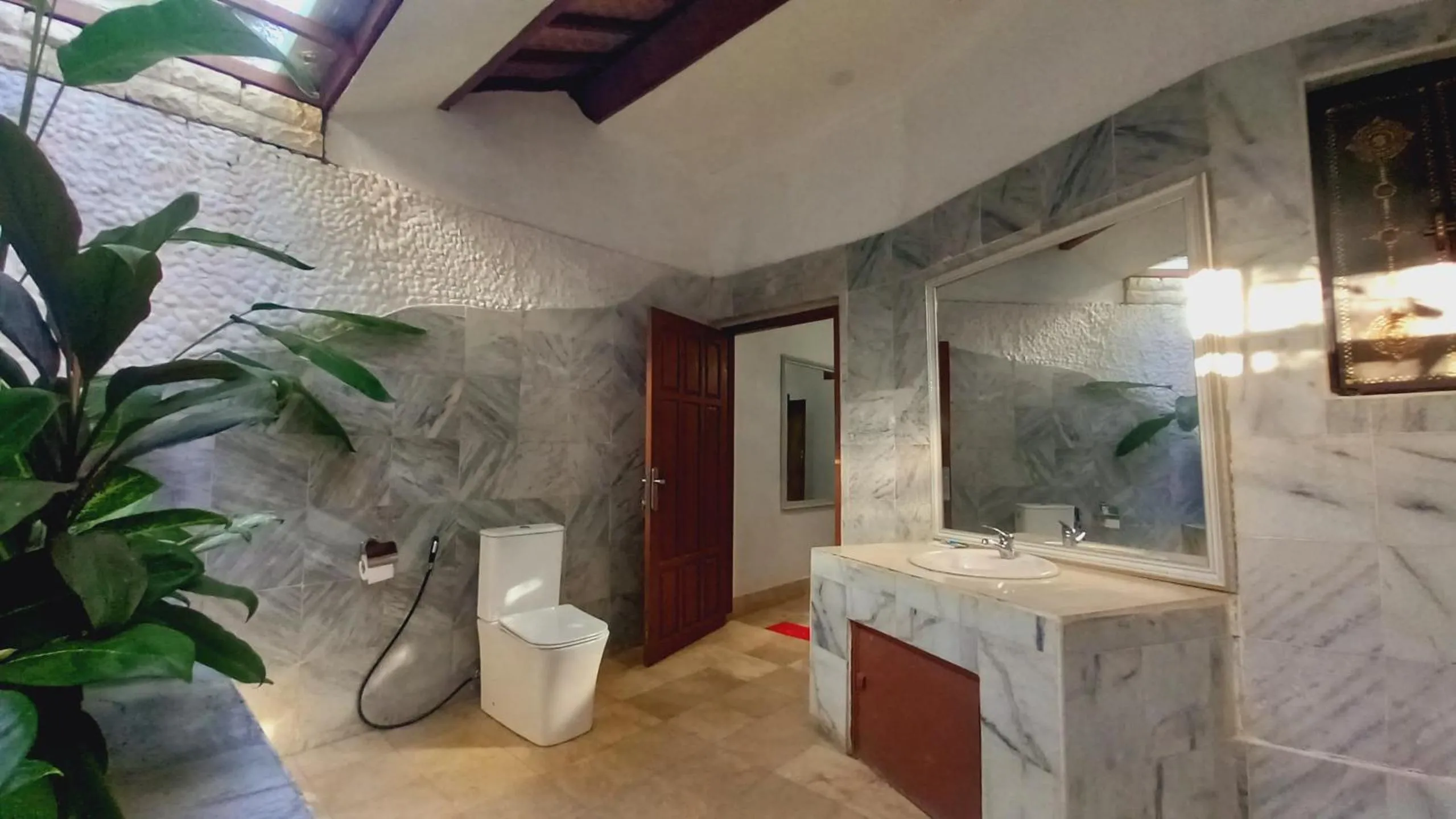 Shower in Matahari Inn Kuta Lombok