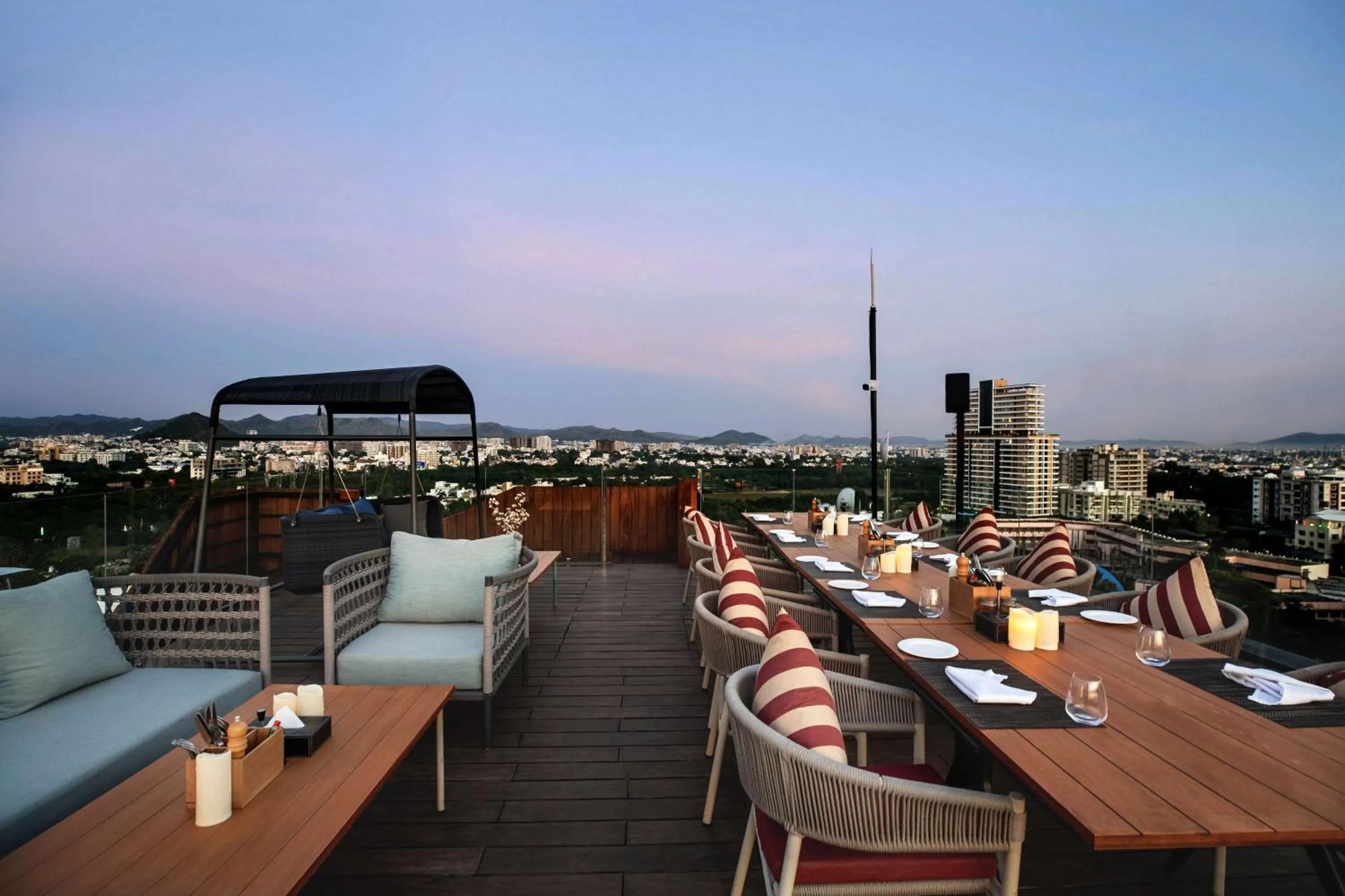 Lounge or bar in Parallel Hotel Udaipur, a member of Radisson Individuals