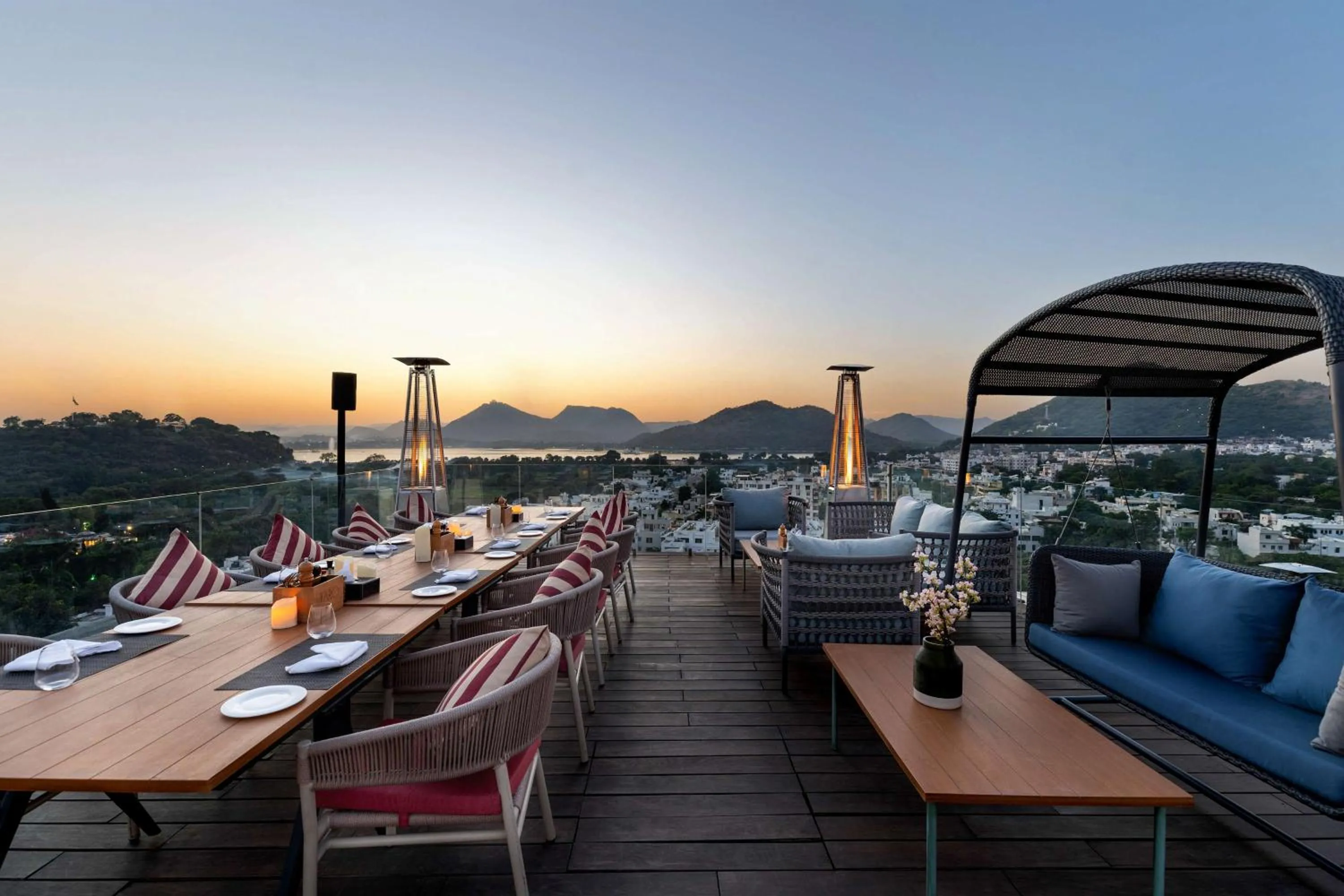 Lounge or bar in Parallel Hotel Udaipur, a member of Radisson Individuals