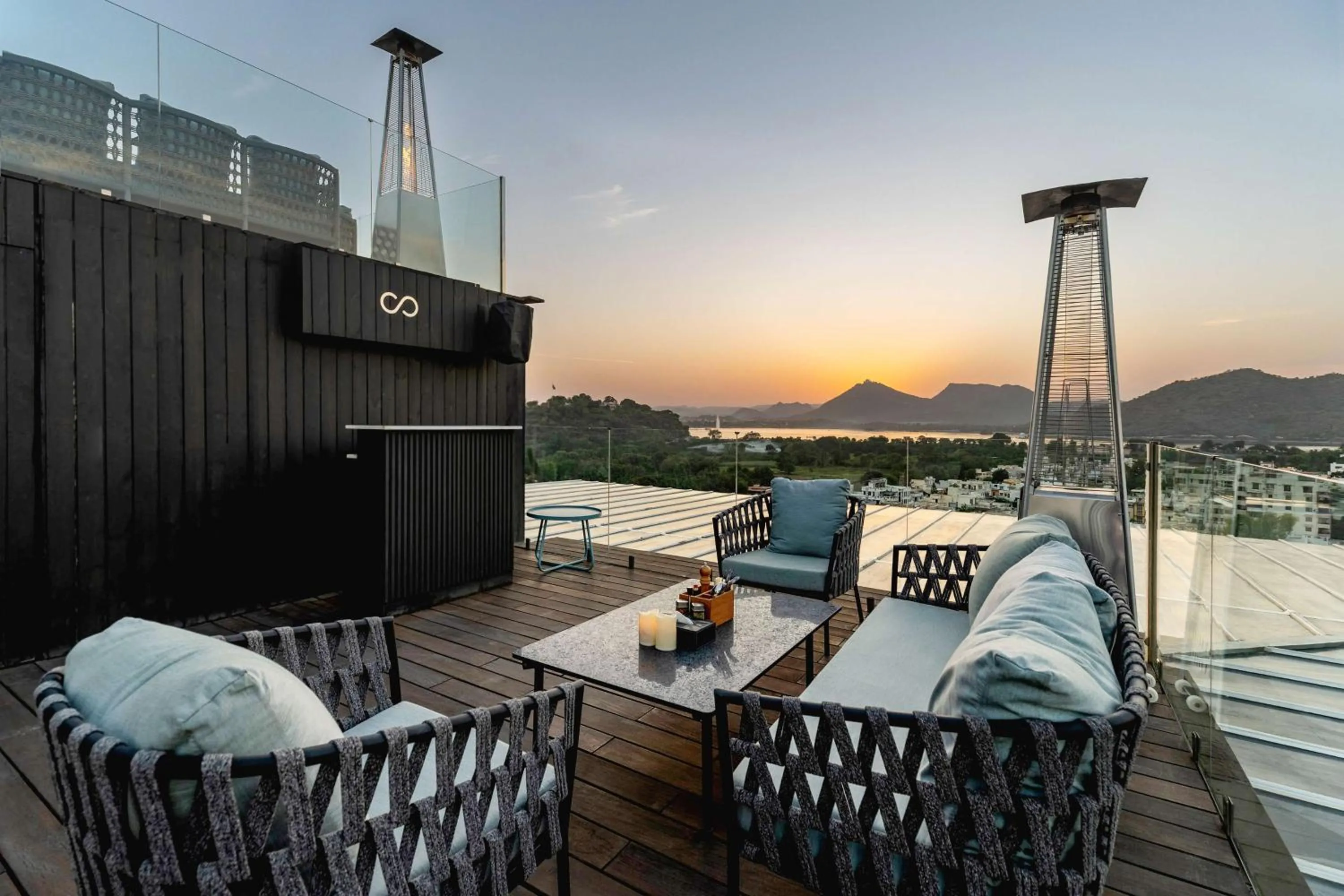 Lounge or bar in Parallel Hotel Udaipur, a member of Radisson Individuals