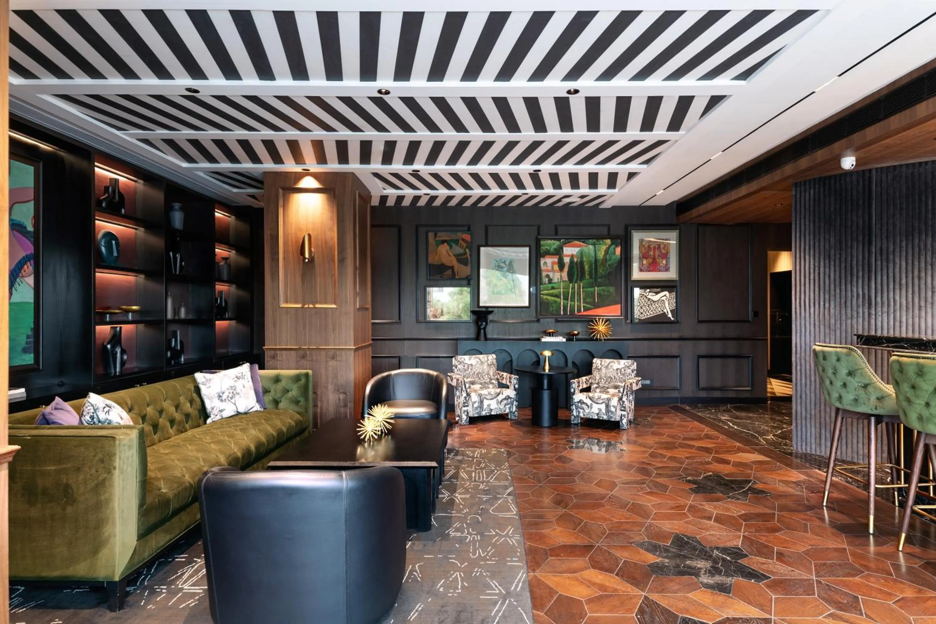 Lounge or bar in Parallel Hotel Udaipur, a member of Radisson Individuals