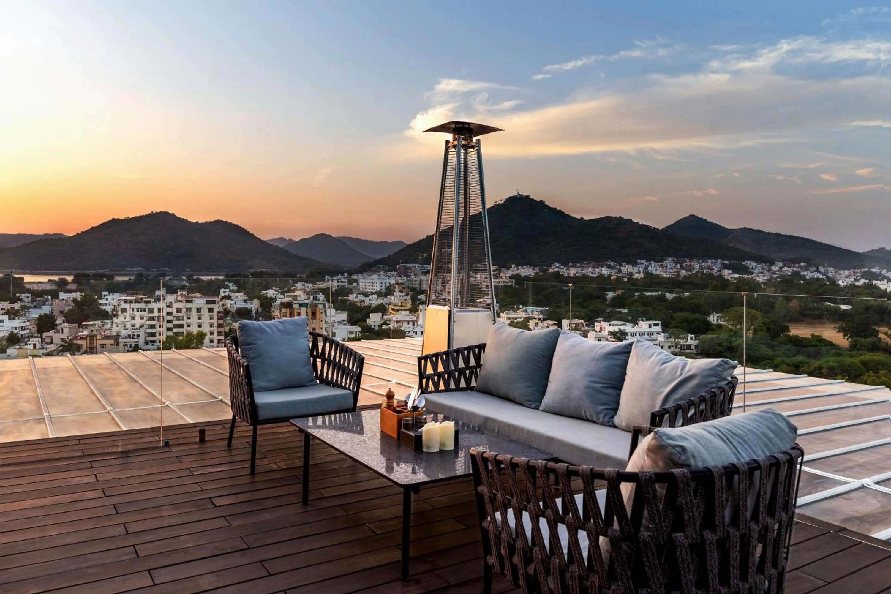 Lounge or bar in Parallel Hotel Udaipur, a member of Radisson Individuals