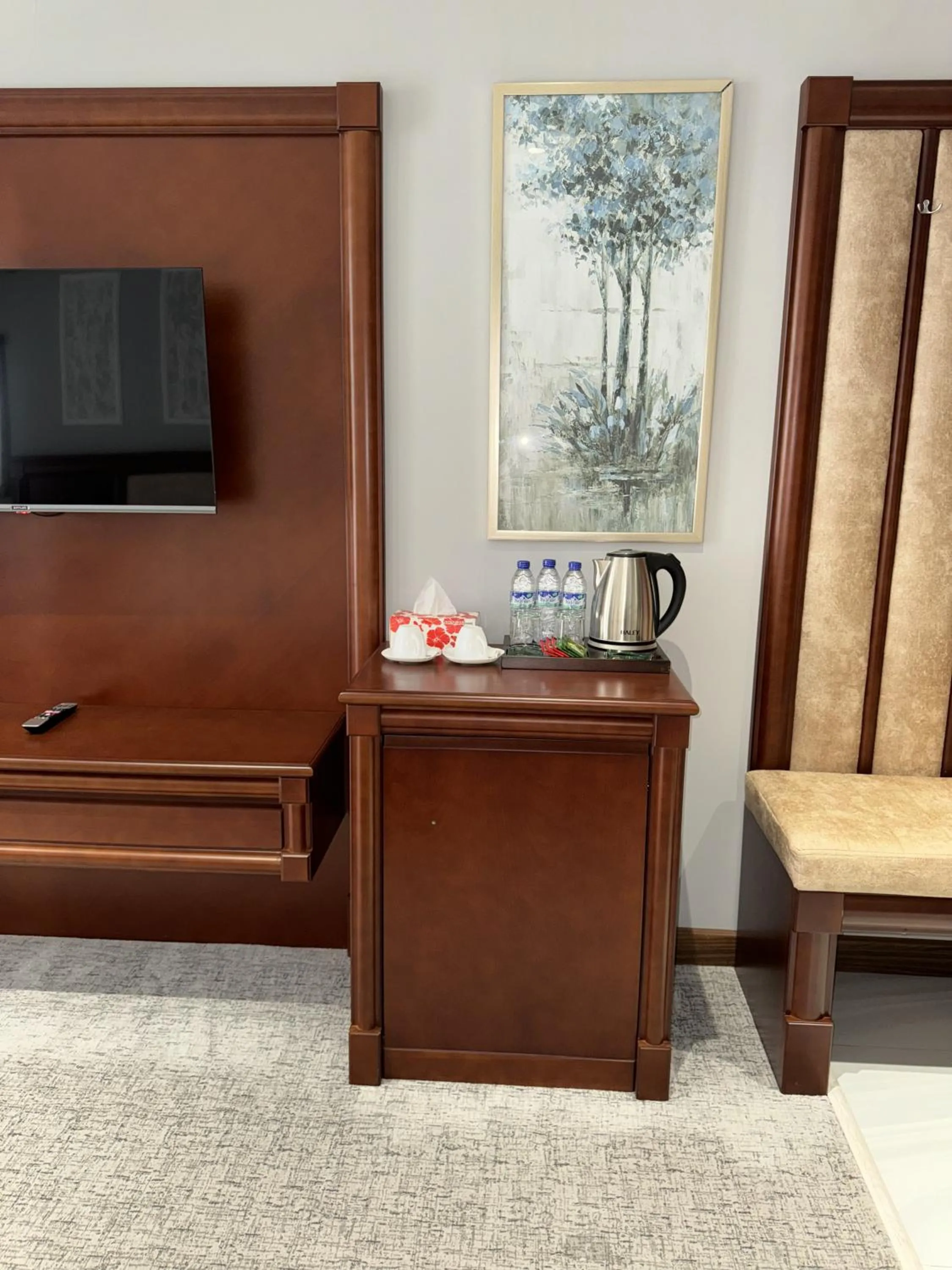 Coffee/tea facilities in Mir Luxe Plaza