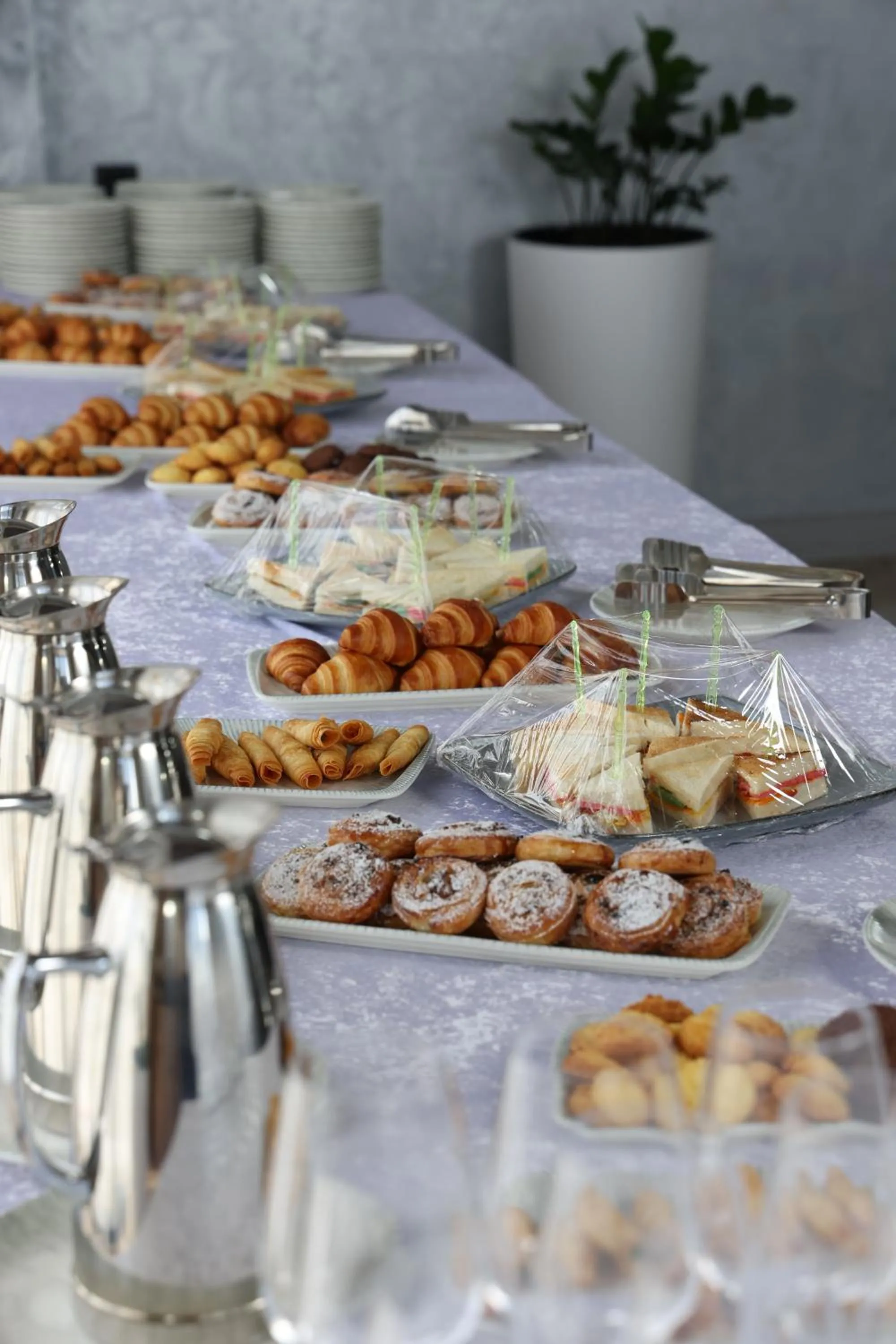 Restaurant/places to eat in Mir Luxe Plaza