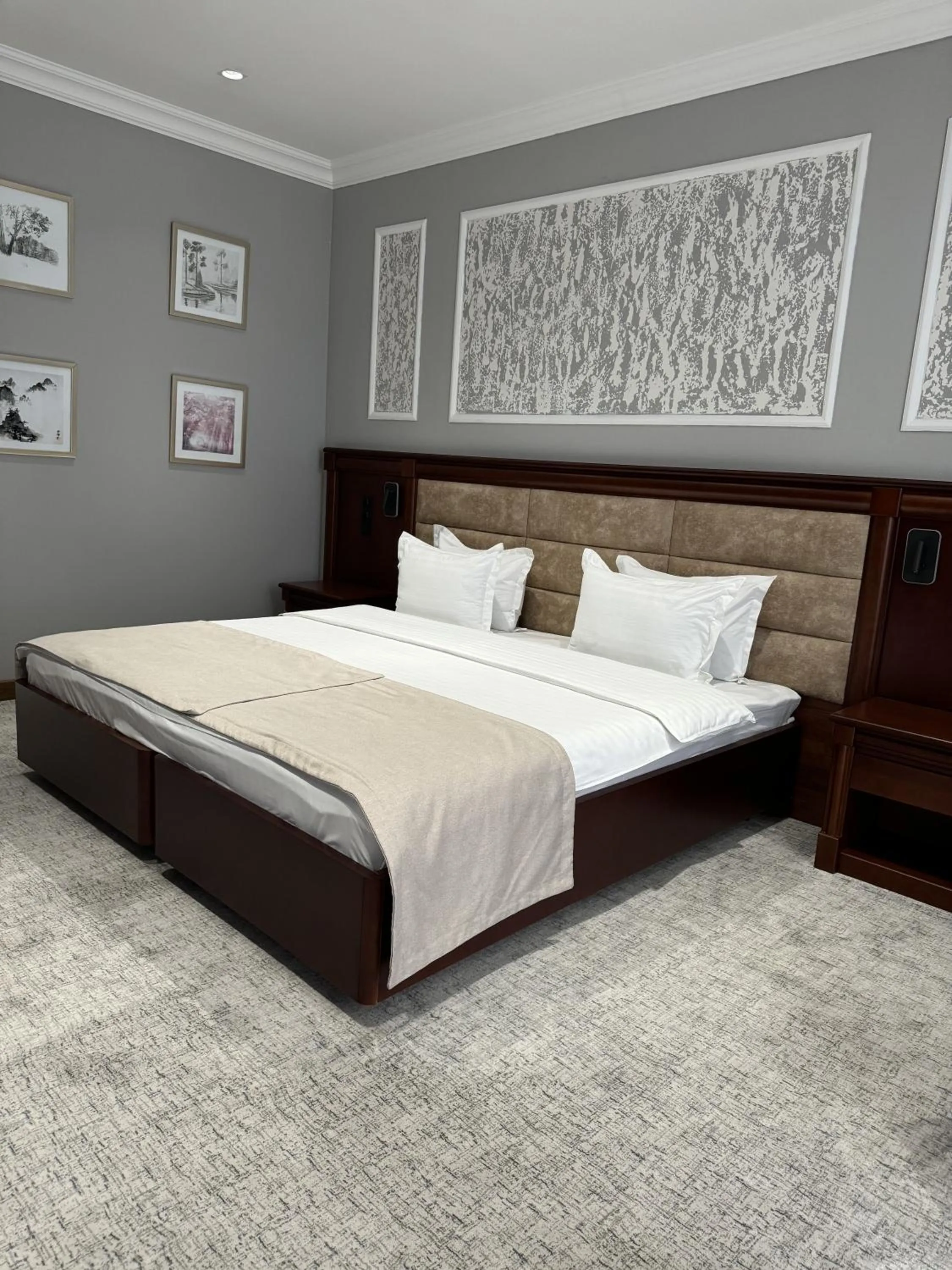 Bed in Mir Luxe Plaza
