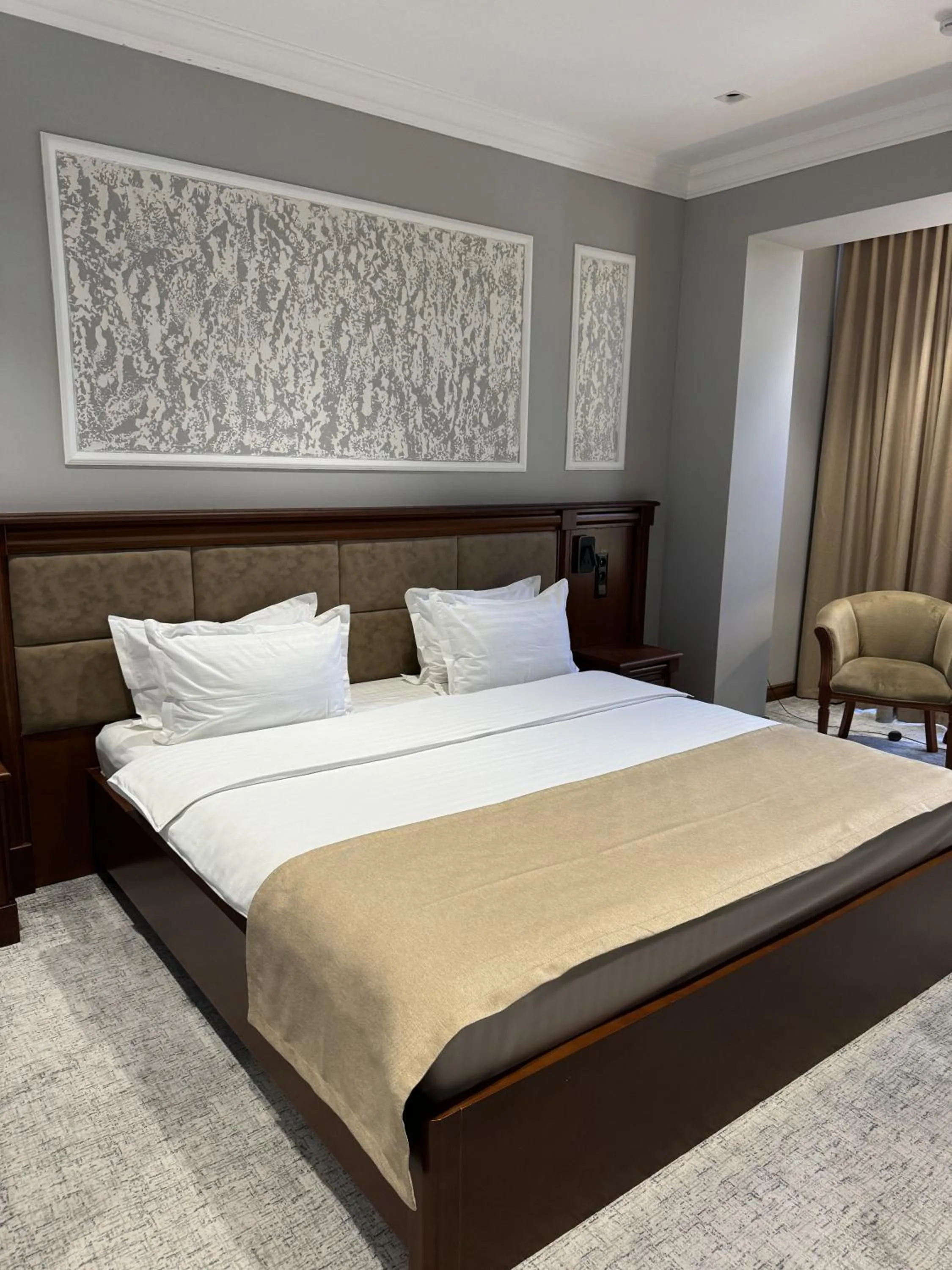 Bed in Mir Luxe Plaza