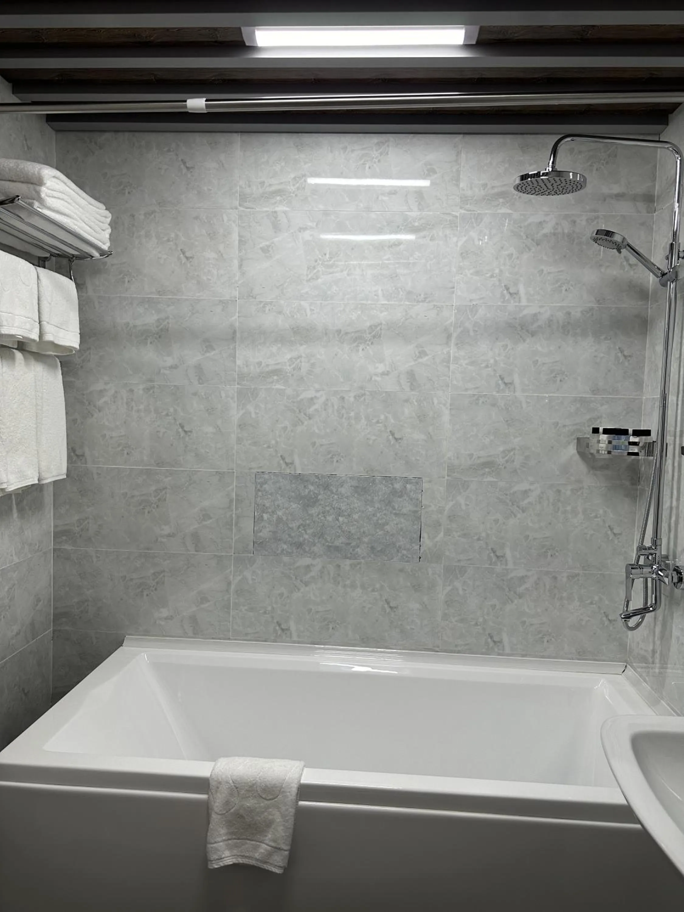 Shower in Mir Luxe Plaza