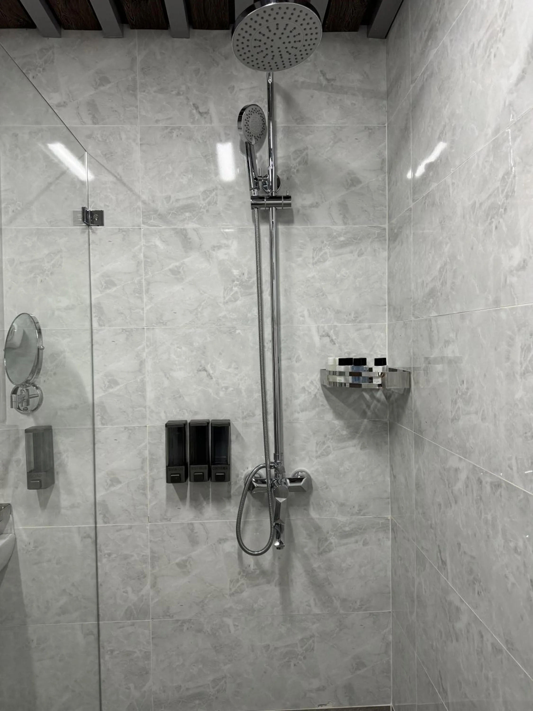 Shower in Mir Luxe Plaza