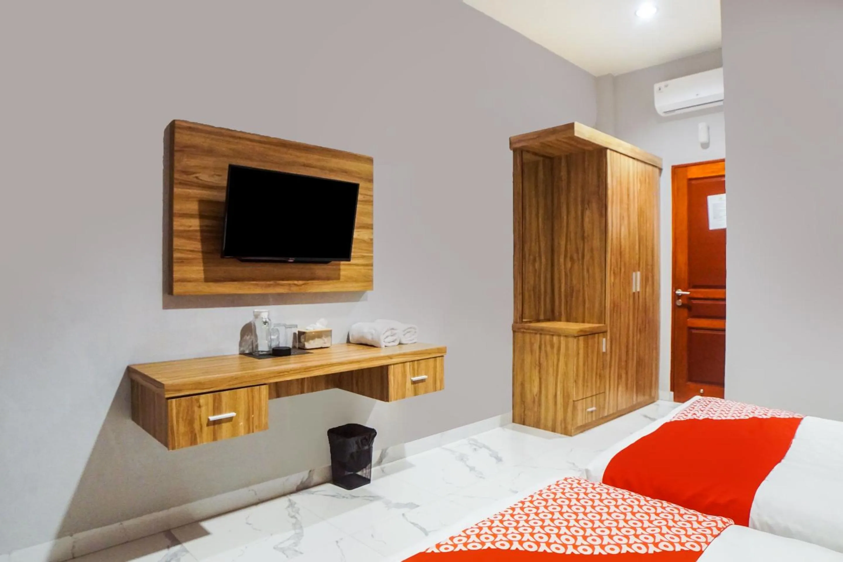 Bedroom, Bed in SUPER OYO Capital O 92066 Papakoel Hotel & Cafe