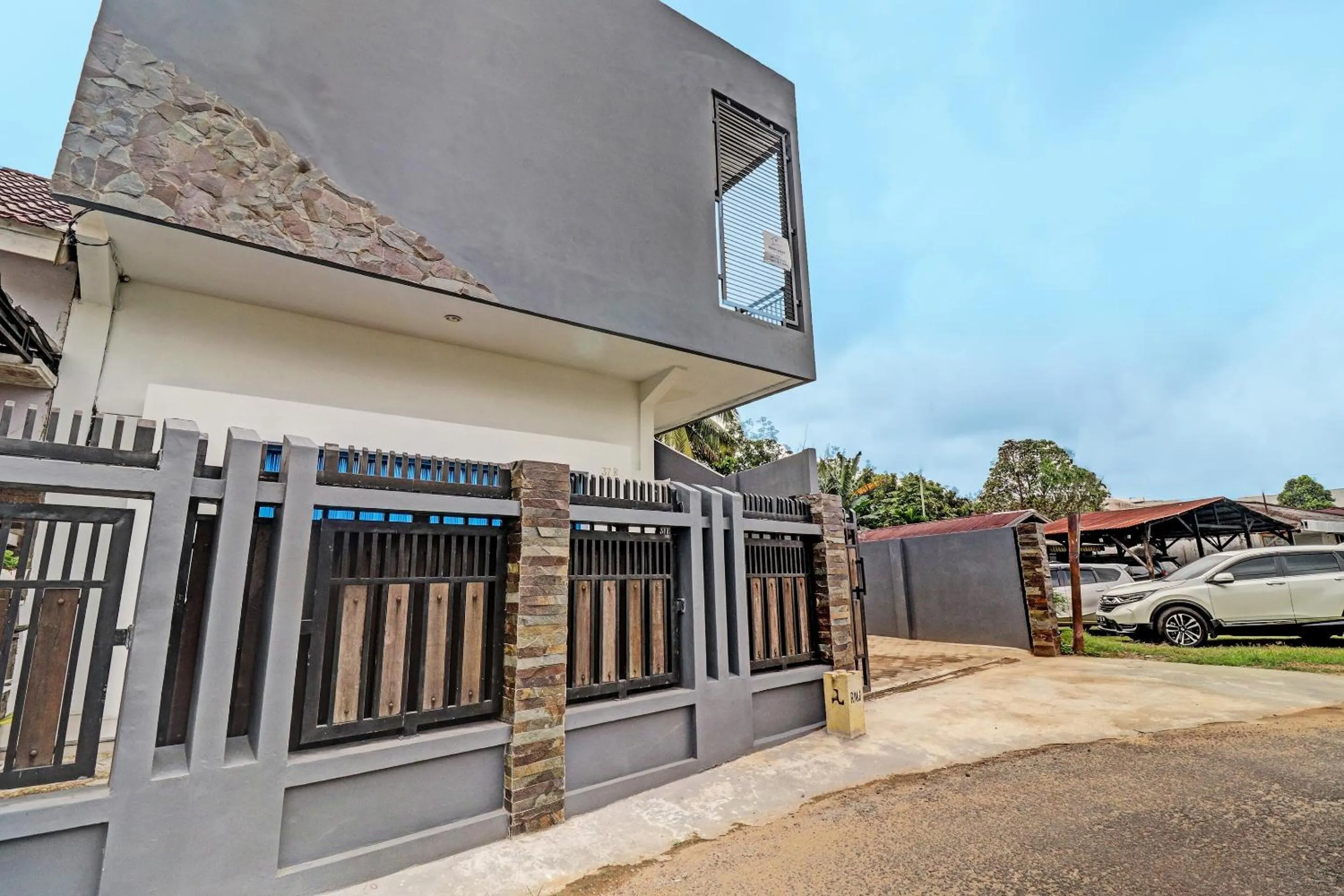 Facade/entrance in OYO 92057 Reny Kost Syariah