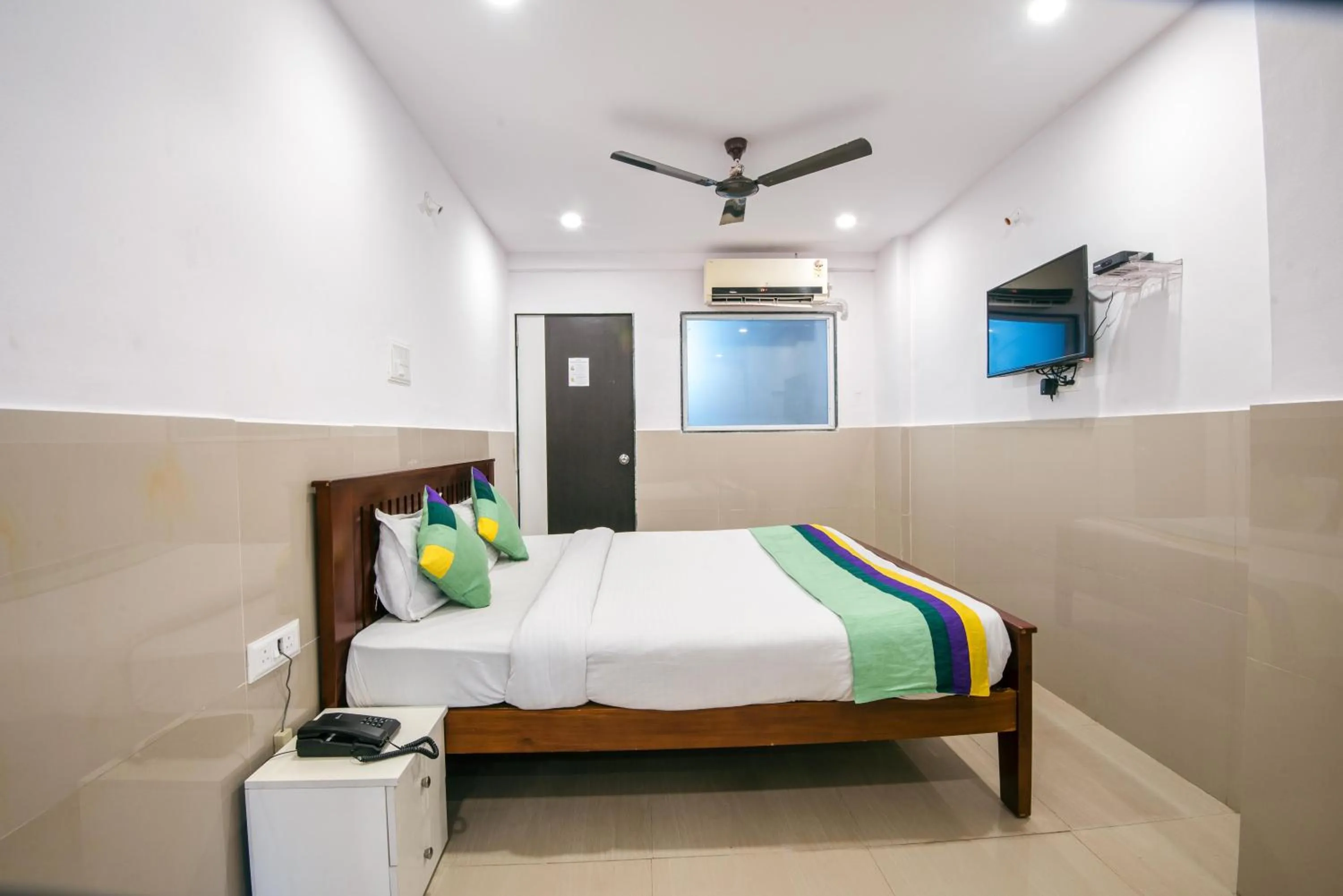 Bedroom, Bed in Treebo Empire Executive, Hinjewadi
