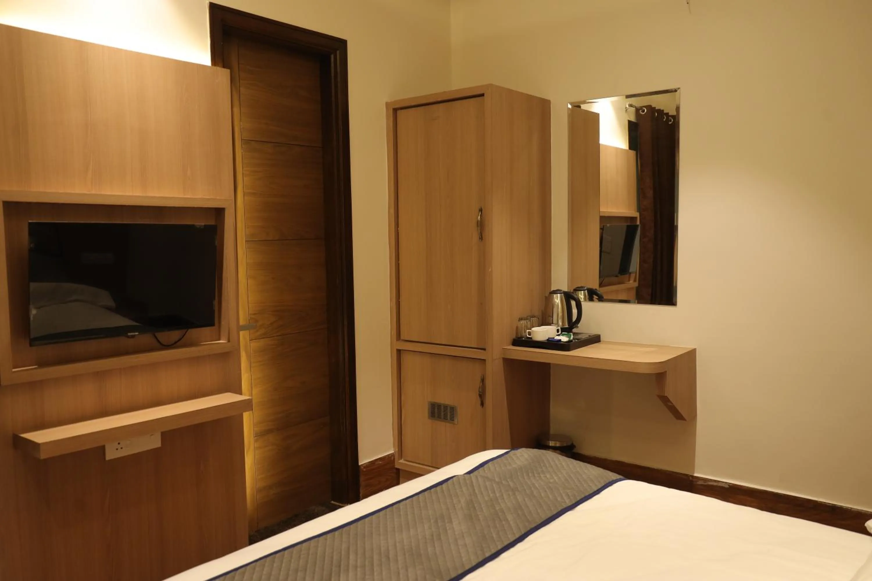TV and multimedia, Bed in Hotel Crown Savoy, Near Railway Station & GURU NANAK DEV UNIVERSITY