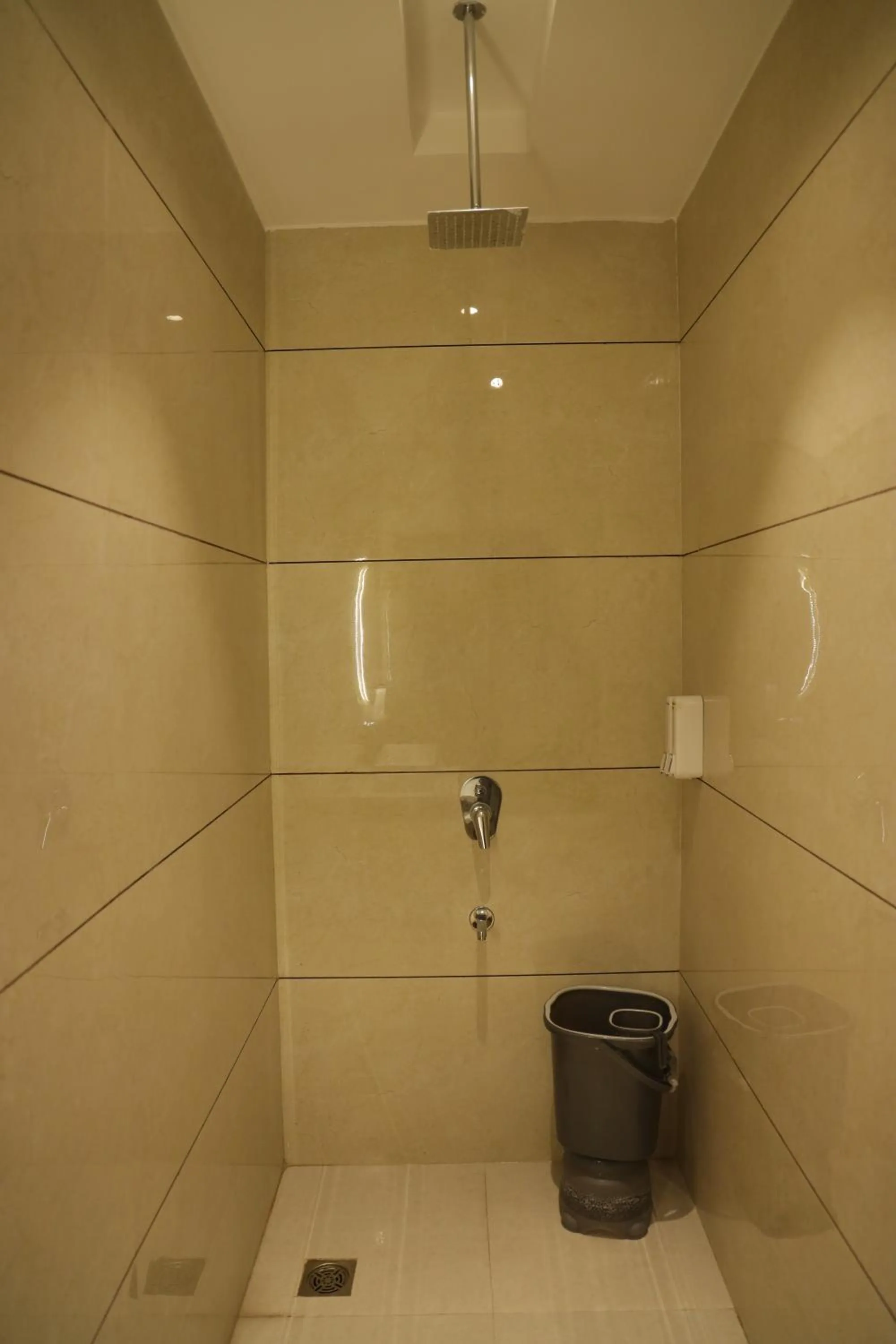 Bathroom in Hotel Crown Savoy, Near Railway Station & GURU NANAK DEV UNIVERSITY