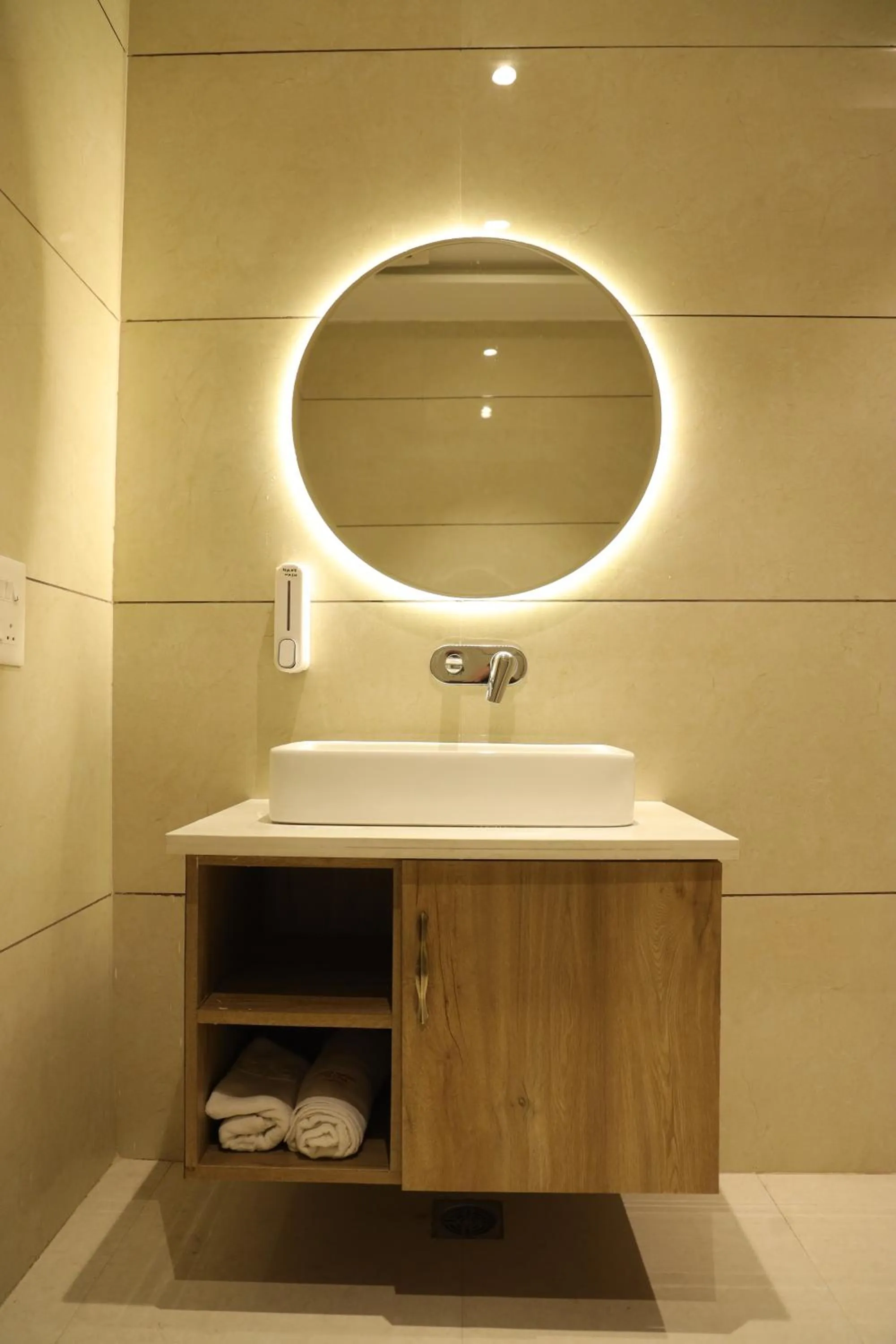 Bathroom in Hotel Crown Savoy, Near Railway Station & GURU NANAK DEV UNIVERSITY