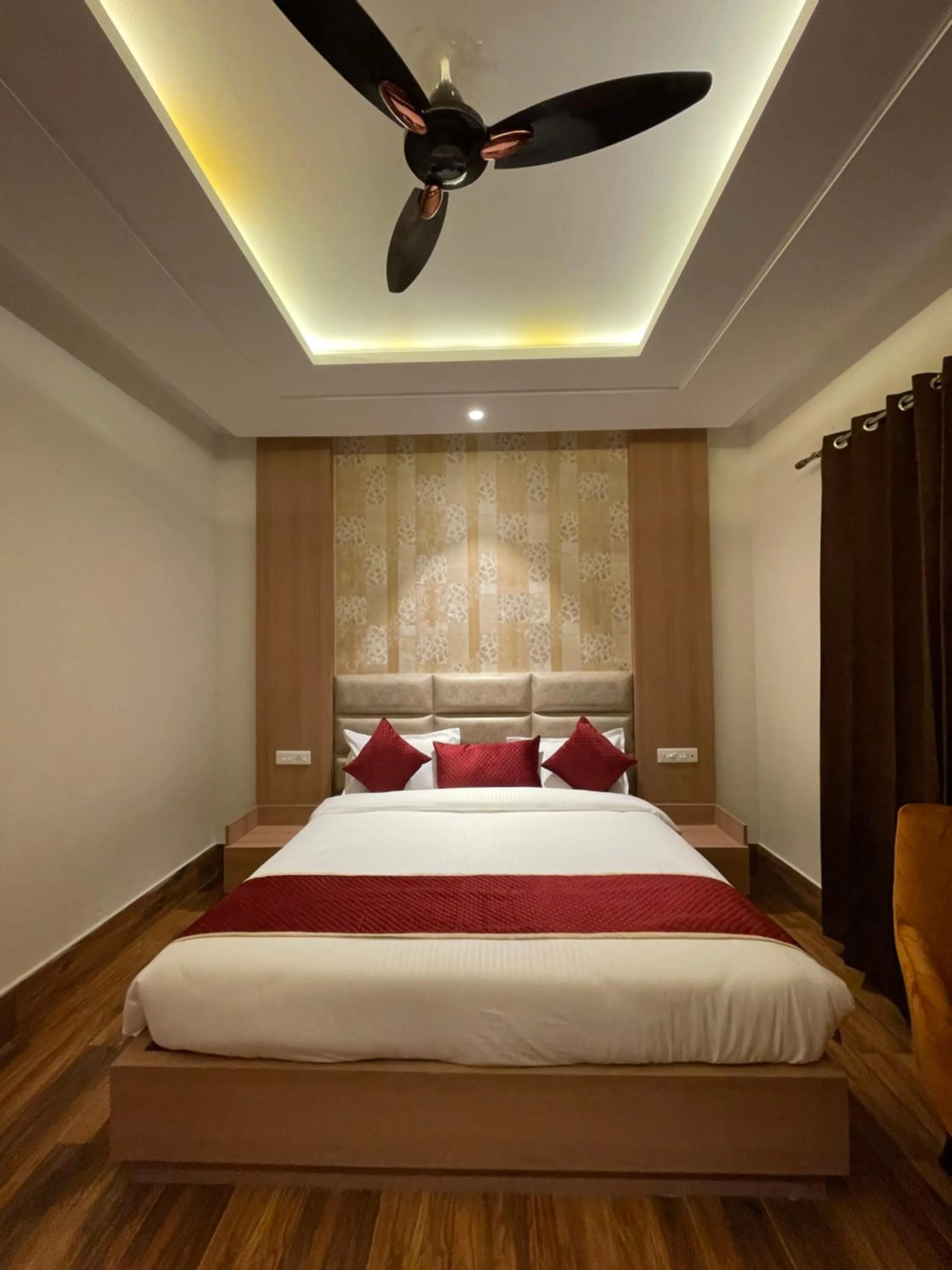 Bedroom, Bed in Hotel Crown Savoy, Near Railway Station & GURU NANAK DEV UNIVERSITY