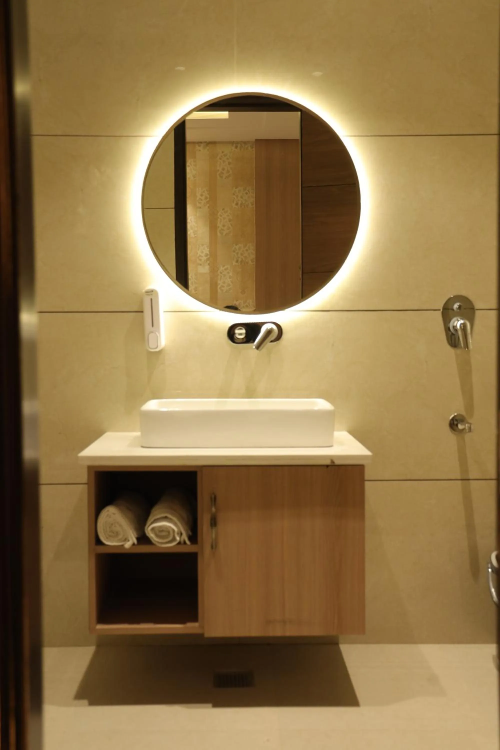 Bathroom in Hotel Crown Savoy, Near Railway Station & GURU NANAK DEV UNIVERSITY