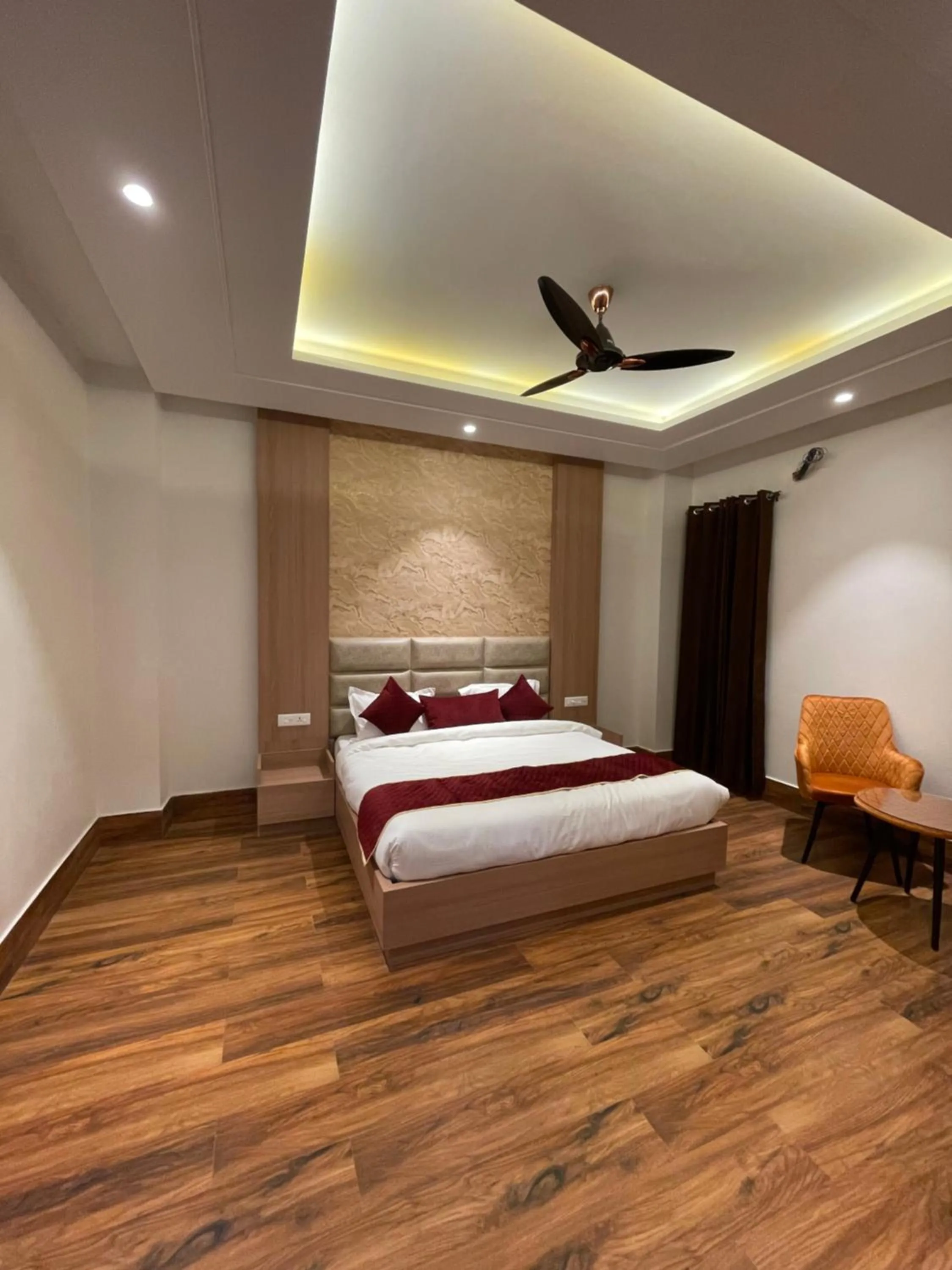 Bed in Hotel Crown Savoy, Near Railway Station & GURU NANAK DEV UNIVERSITY