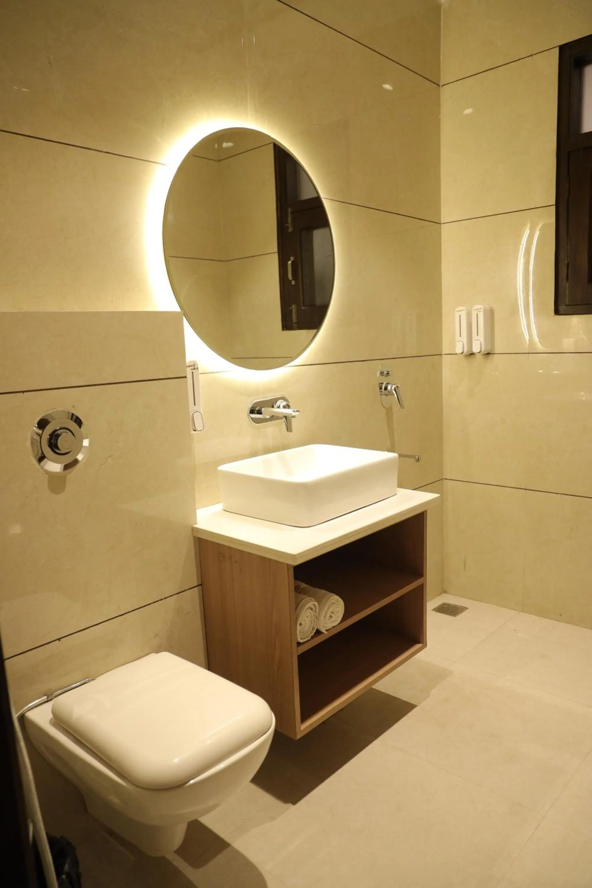 Bathroom in Hotel Crown Savoy, Near Railway Station & GURU NANAK DEV UNIVERSITY