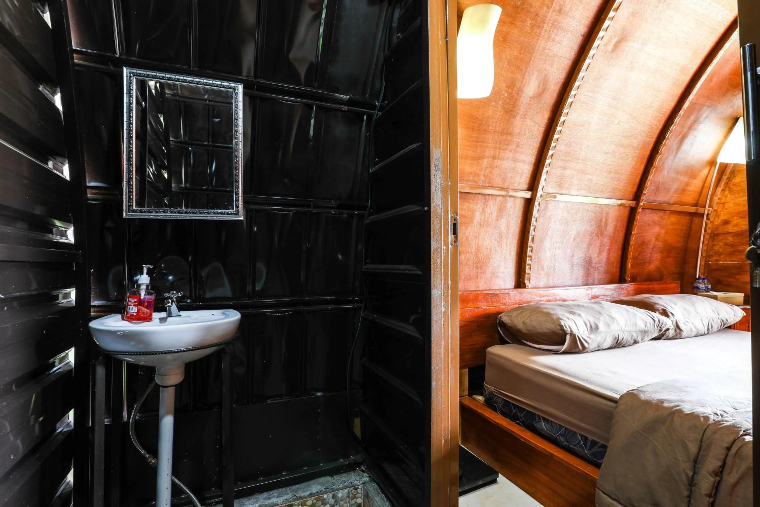 Bedroom, Bed in The Polumb Garden Bedugul