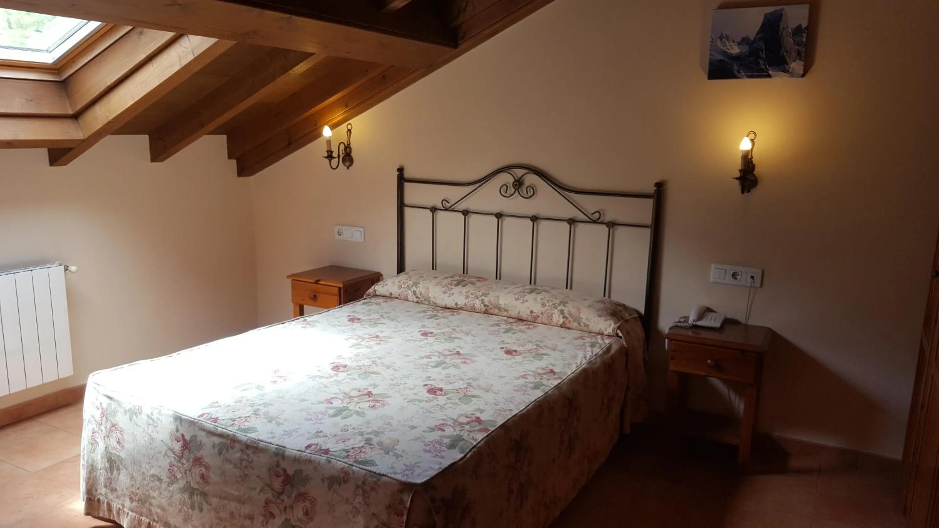 Photo of the whole room, Bed in Hotel Naranjo De Bulnes