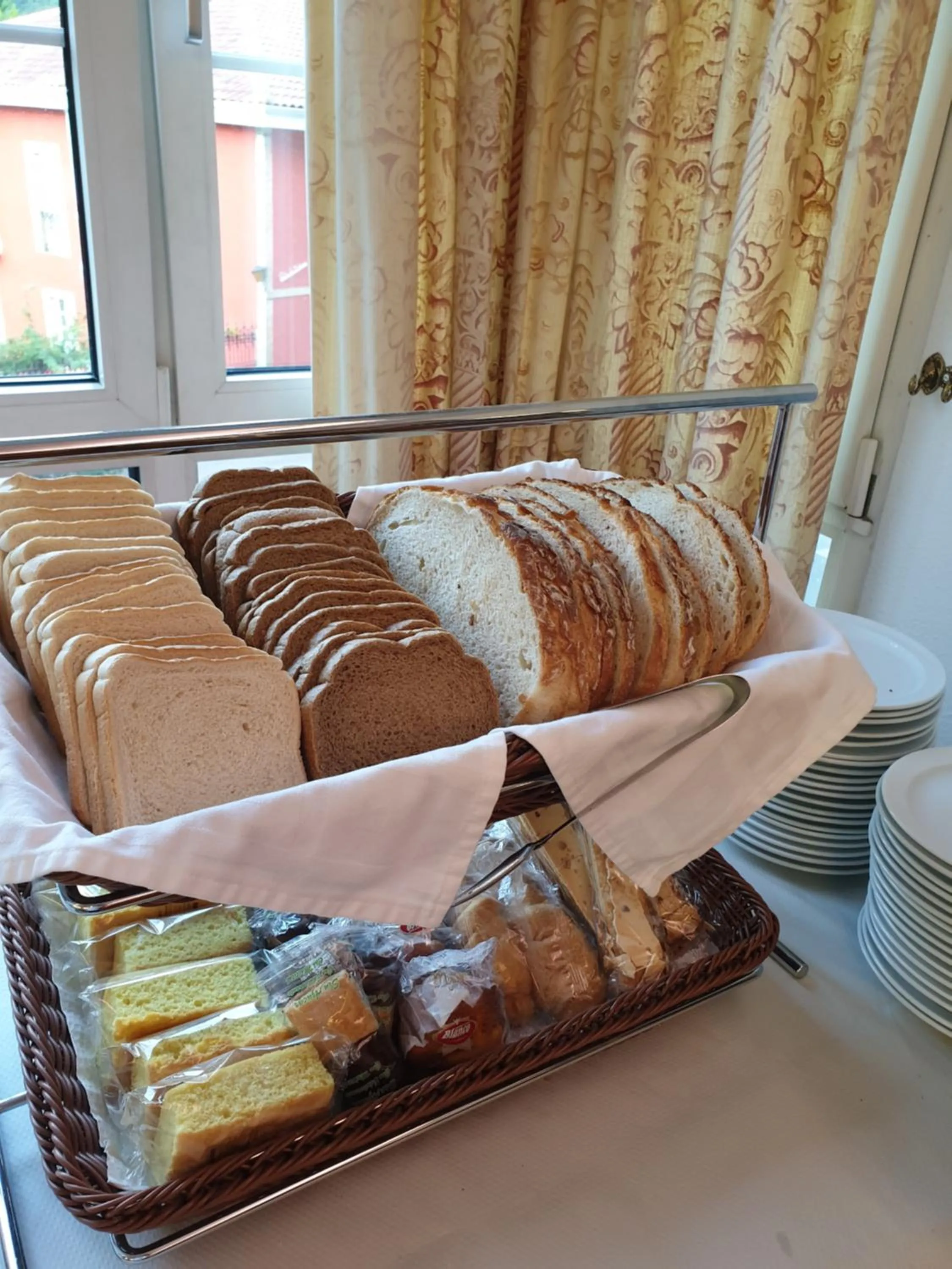 Breakfast in Hotel Naranjo De Bulnes