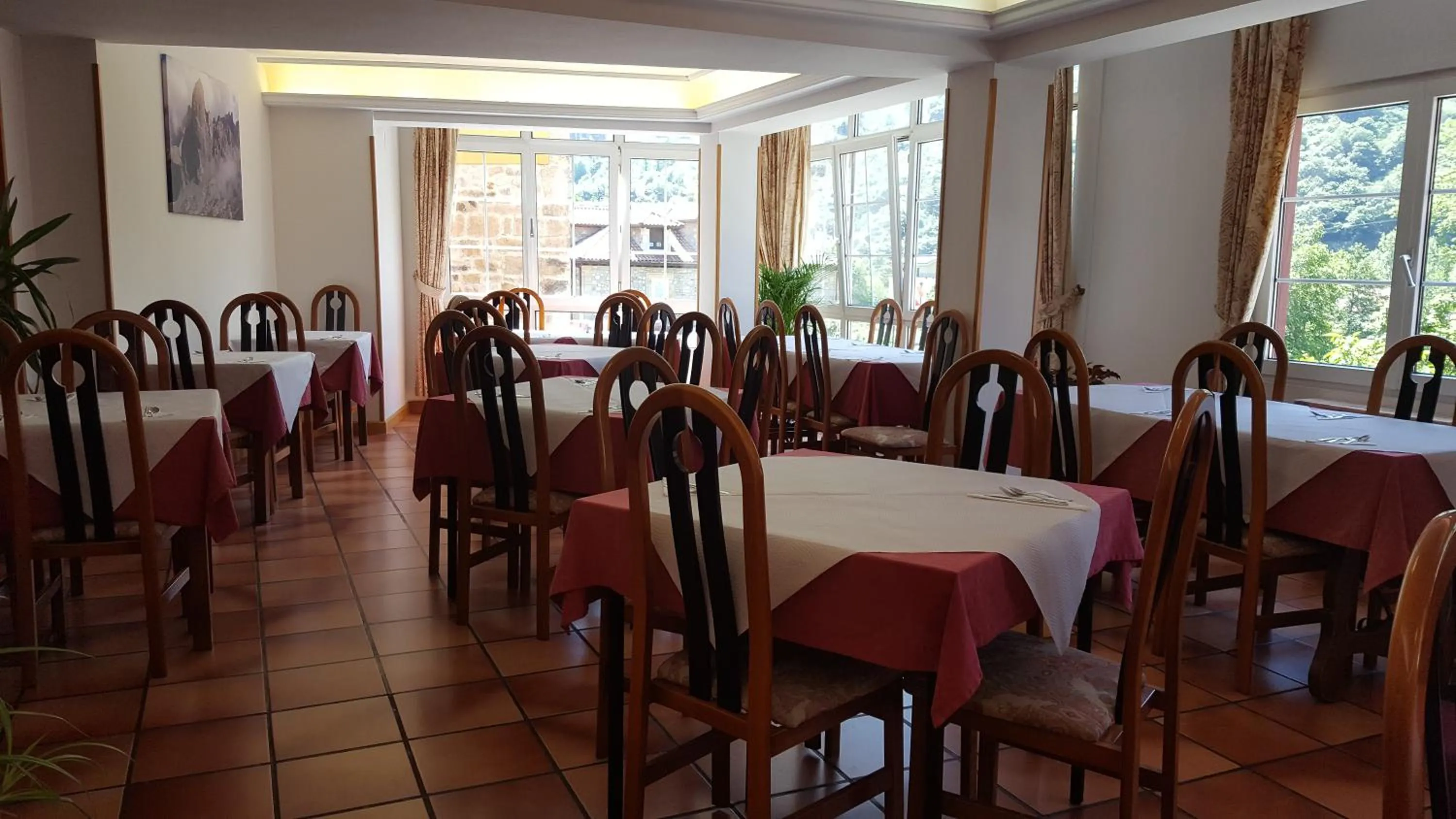 Breakfast in Hotel Naranjo De Bulnes