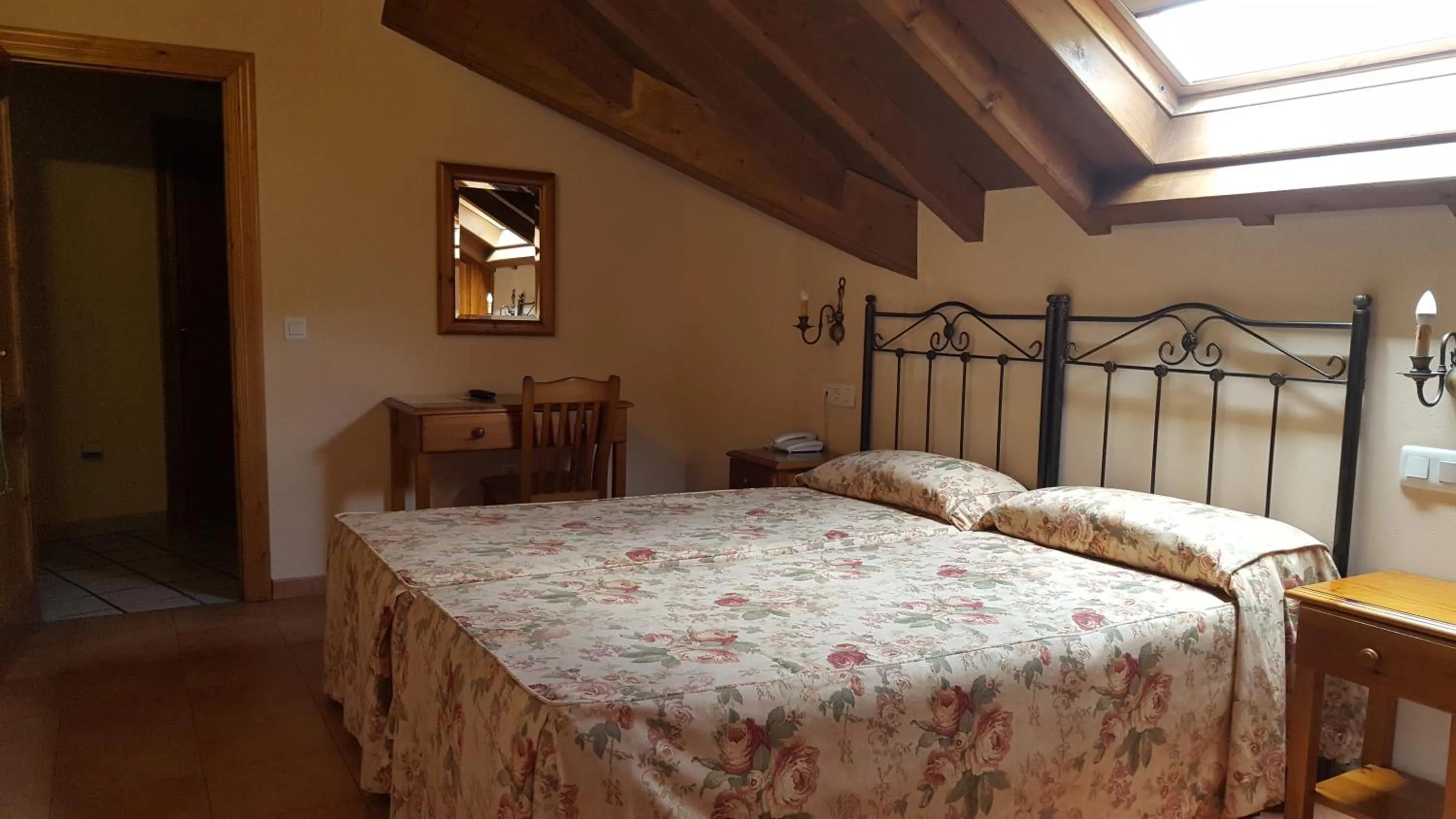 Bedroom, Bed in Hotel Naranjo De Bulnes