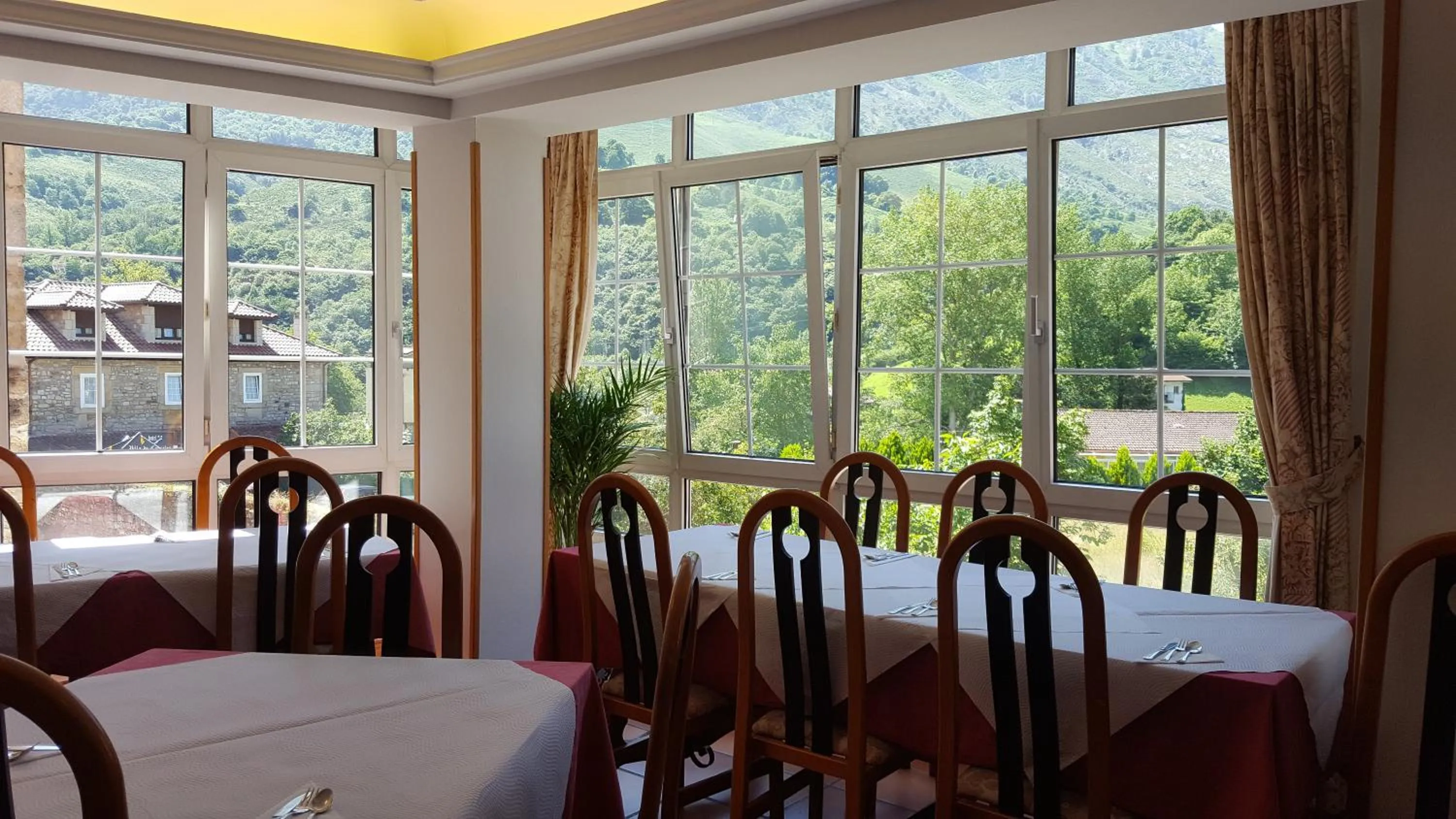 Restaurant/places to eat in Hotel Naranjo De Bulnes