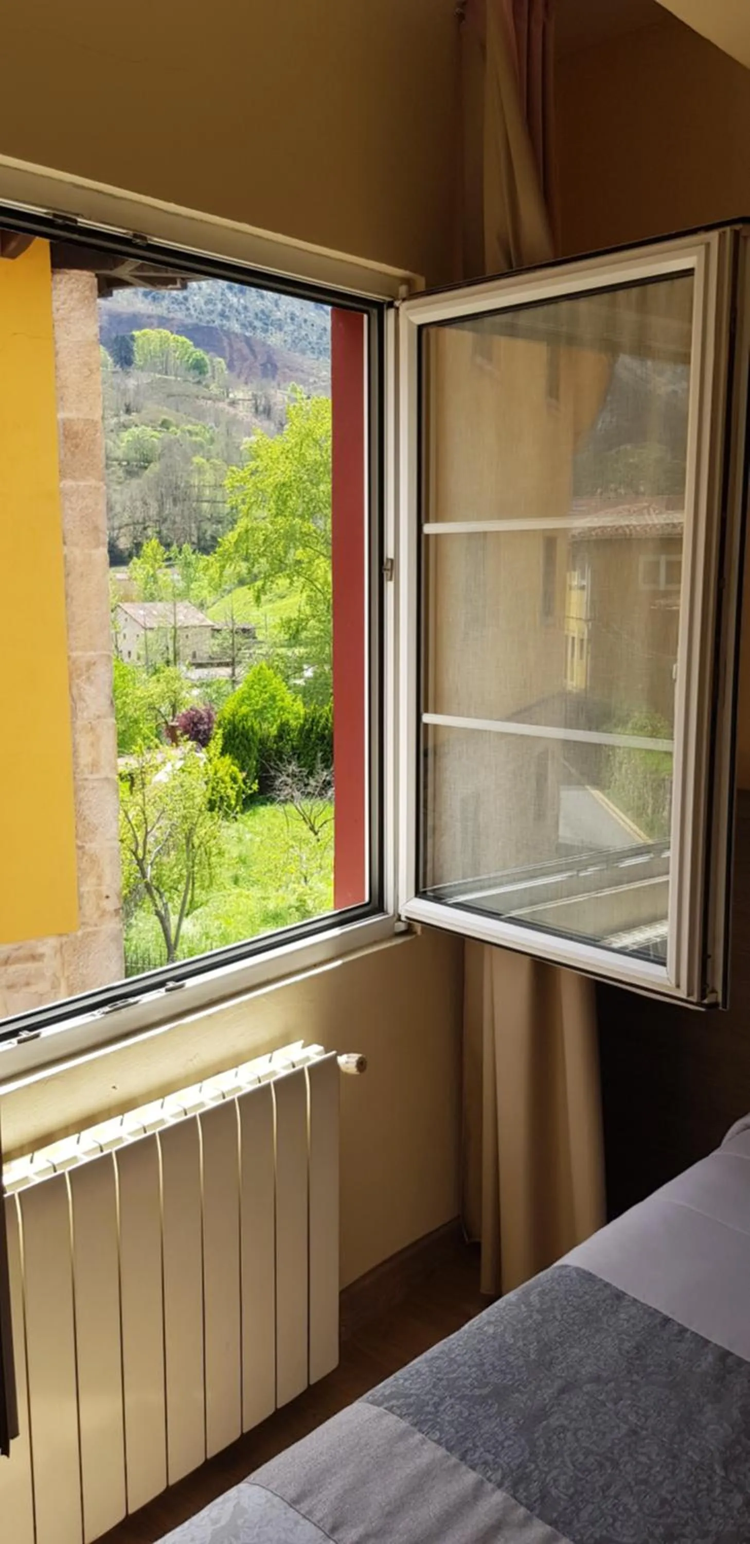 Garden view, Bed in Hotel Naranjo De Bulnes
