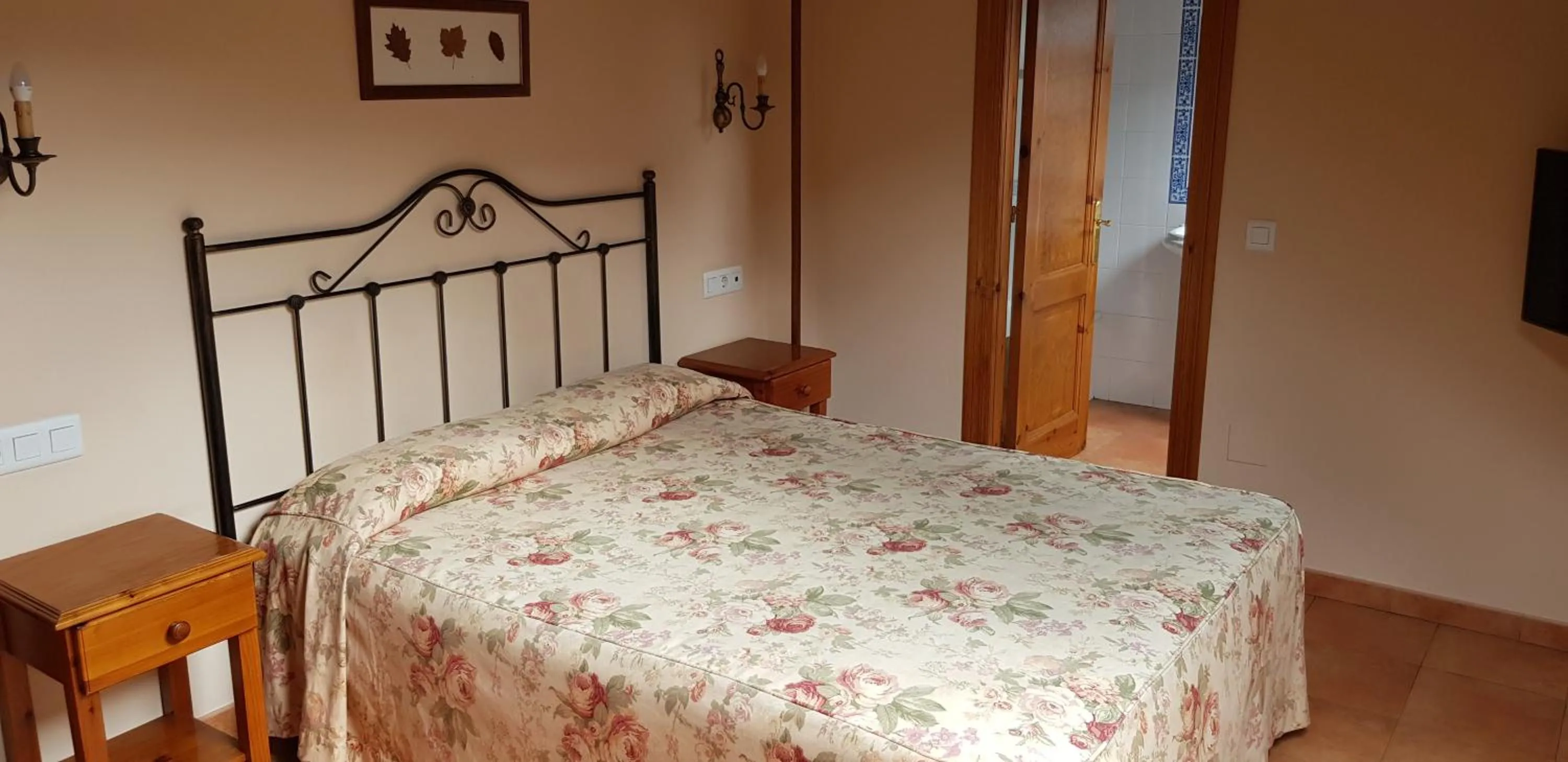 Photo of the whole room, Bed in Hotel Naranjo De Bulnes