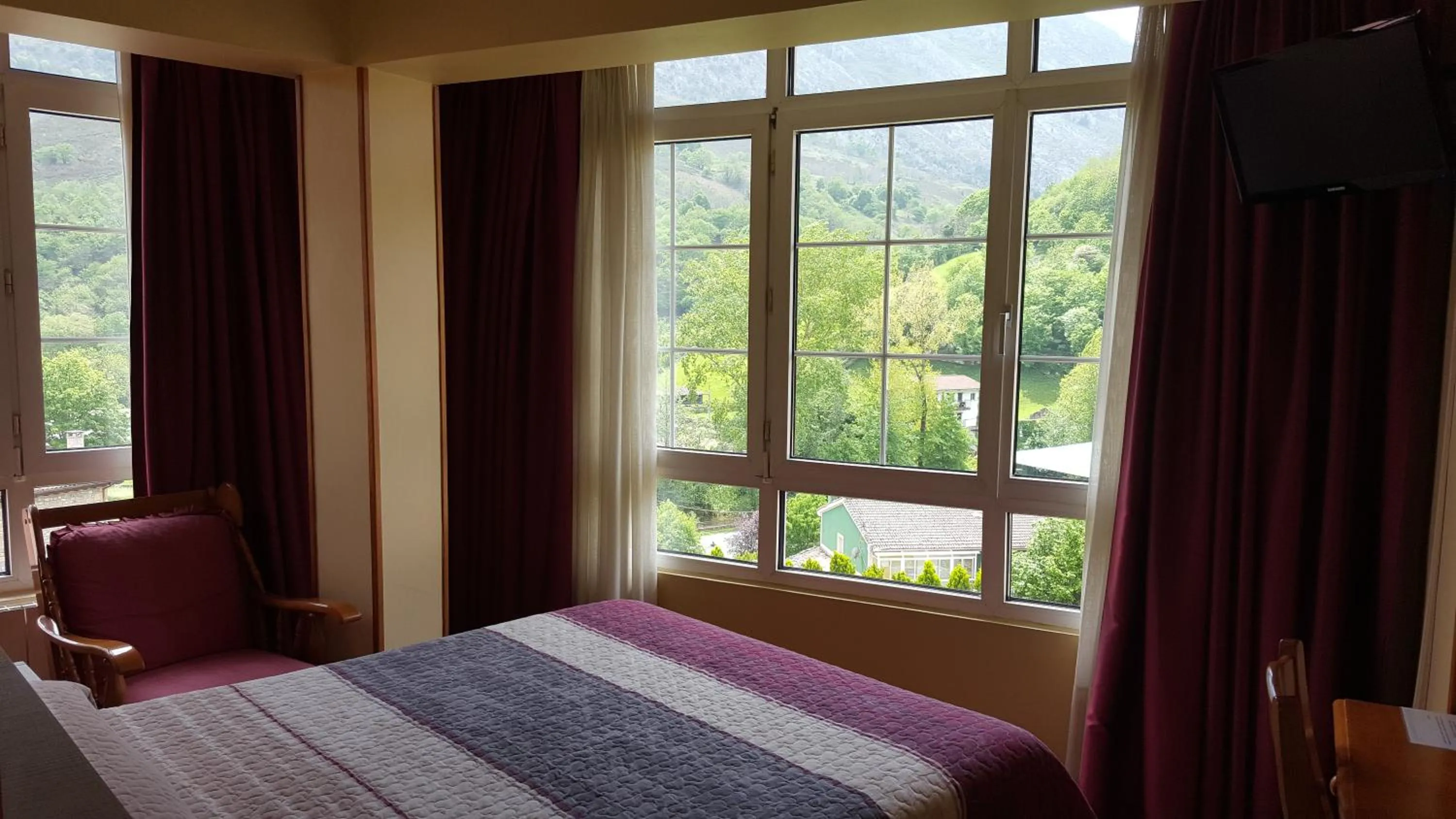 Mountain view, Bed in Hotel Naranjo De Bulnes