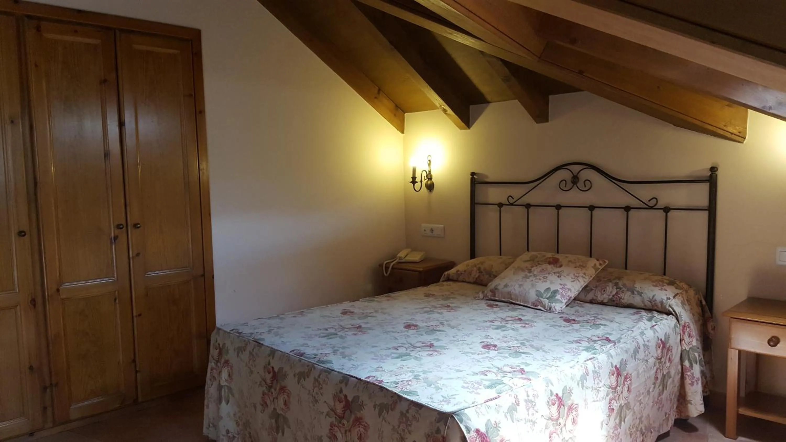 Bedroom, Bed in Hotel Naranjo De Bulnes