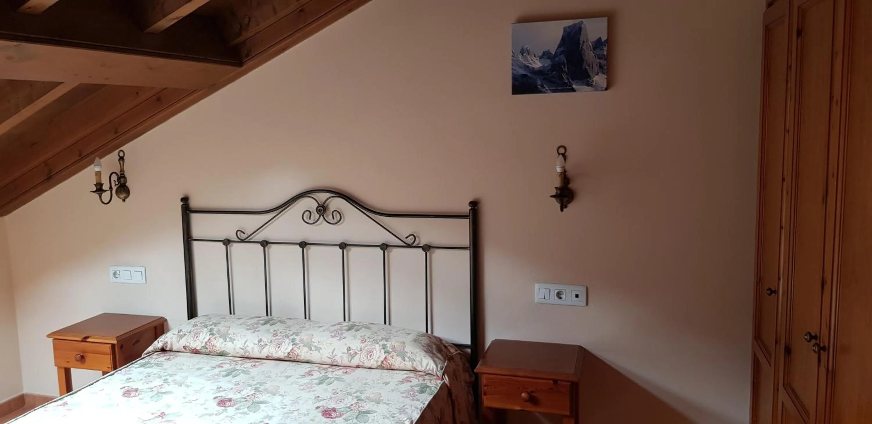 Photo of the whole room, Bed in Hotel Naranjo De Bulnes