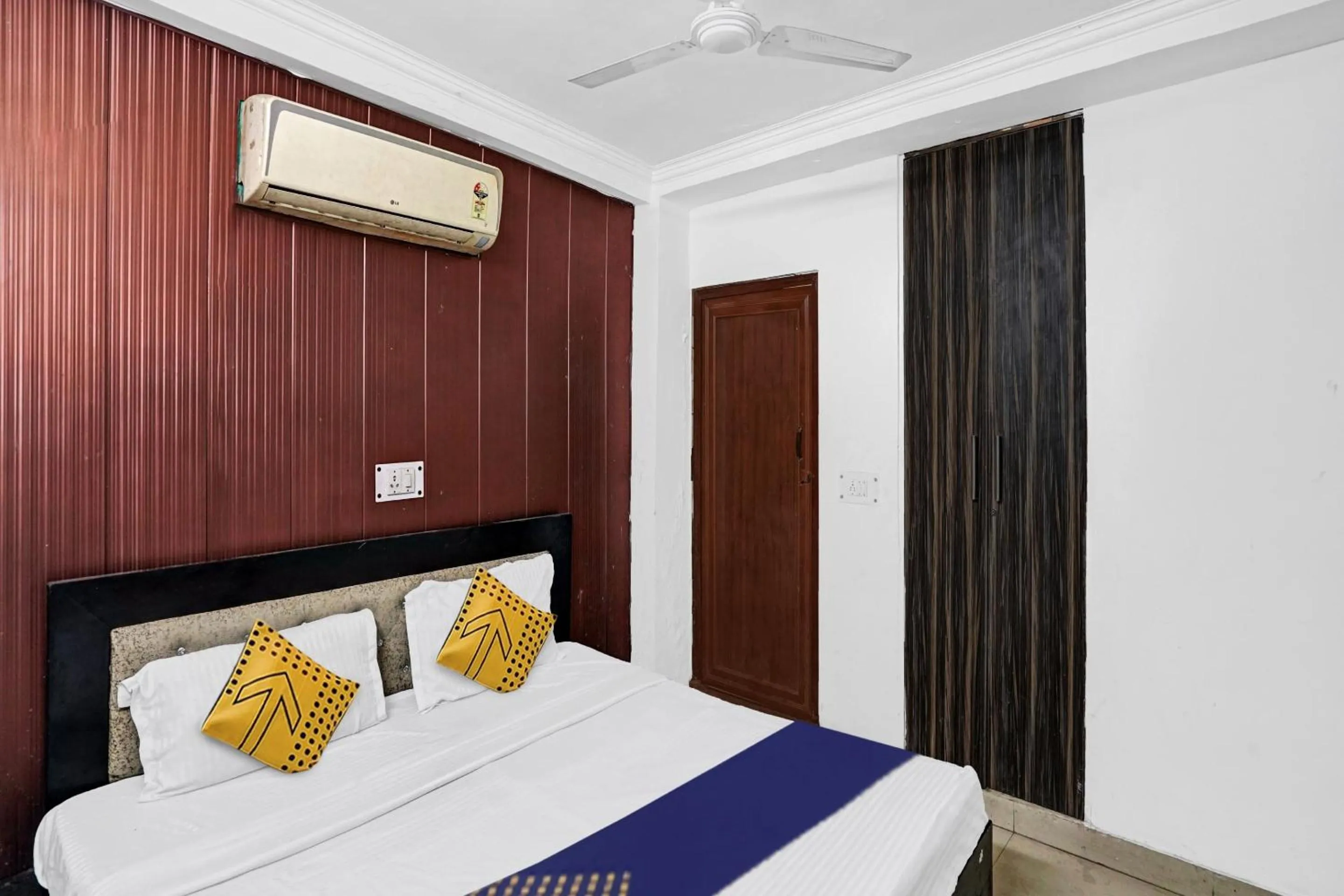 Lobby or reception, Bed in Spot On AK Residency