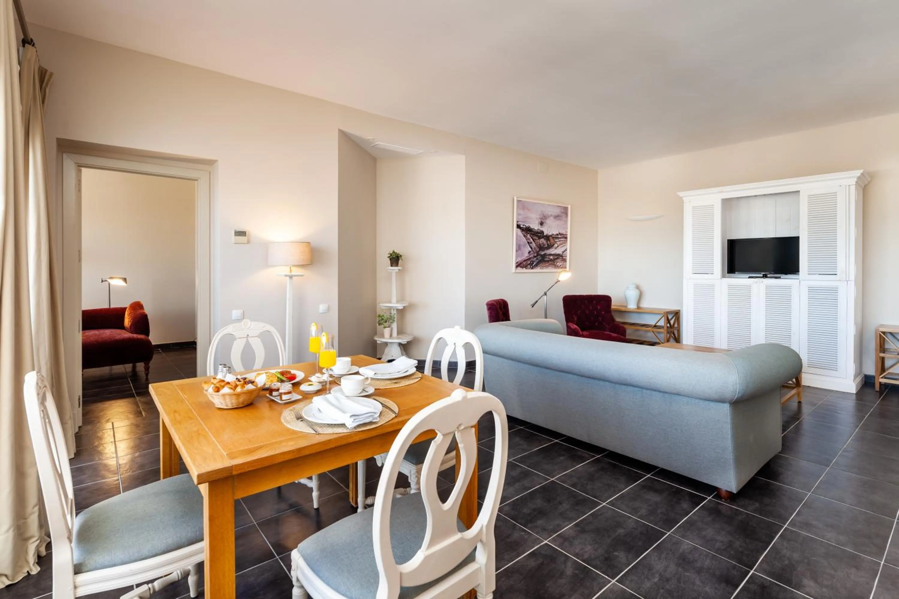 Living room, Bed in Fairplay Golf & Spa Resort - by Grupo Tribu