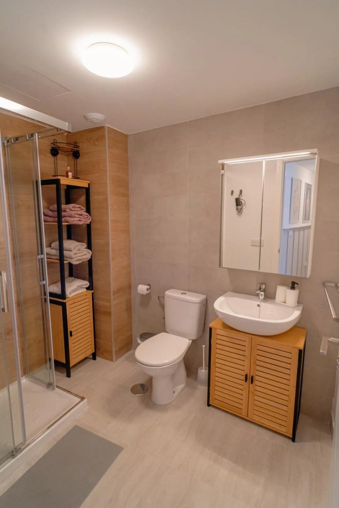 Shower in Apartamento Duplex casa Palacio rehabilitado centro El Puerto