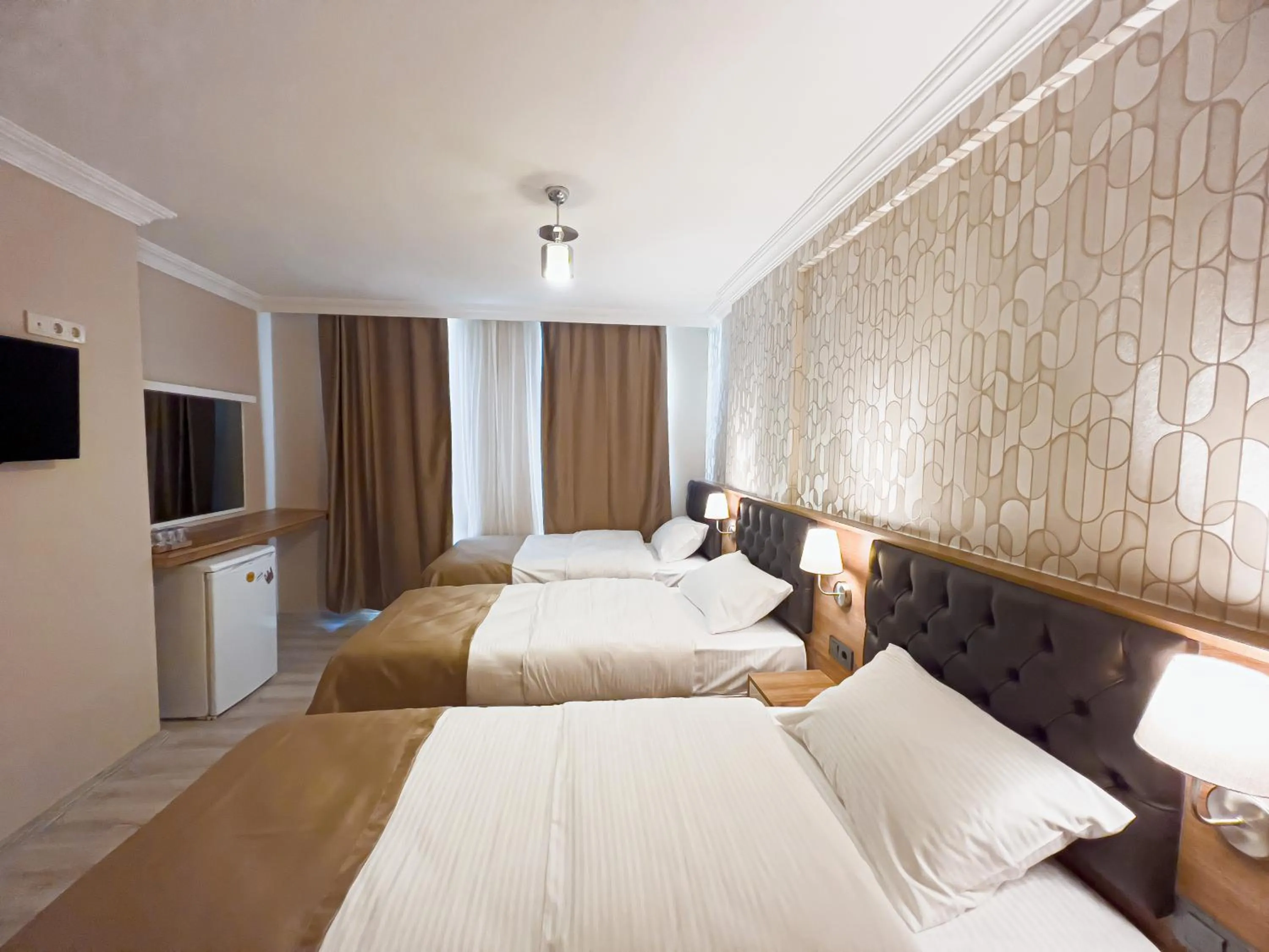 Photo of the whole room, Bed in Helen Inn