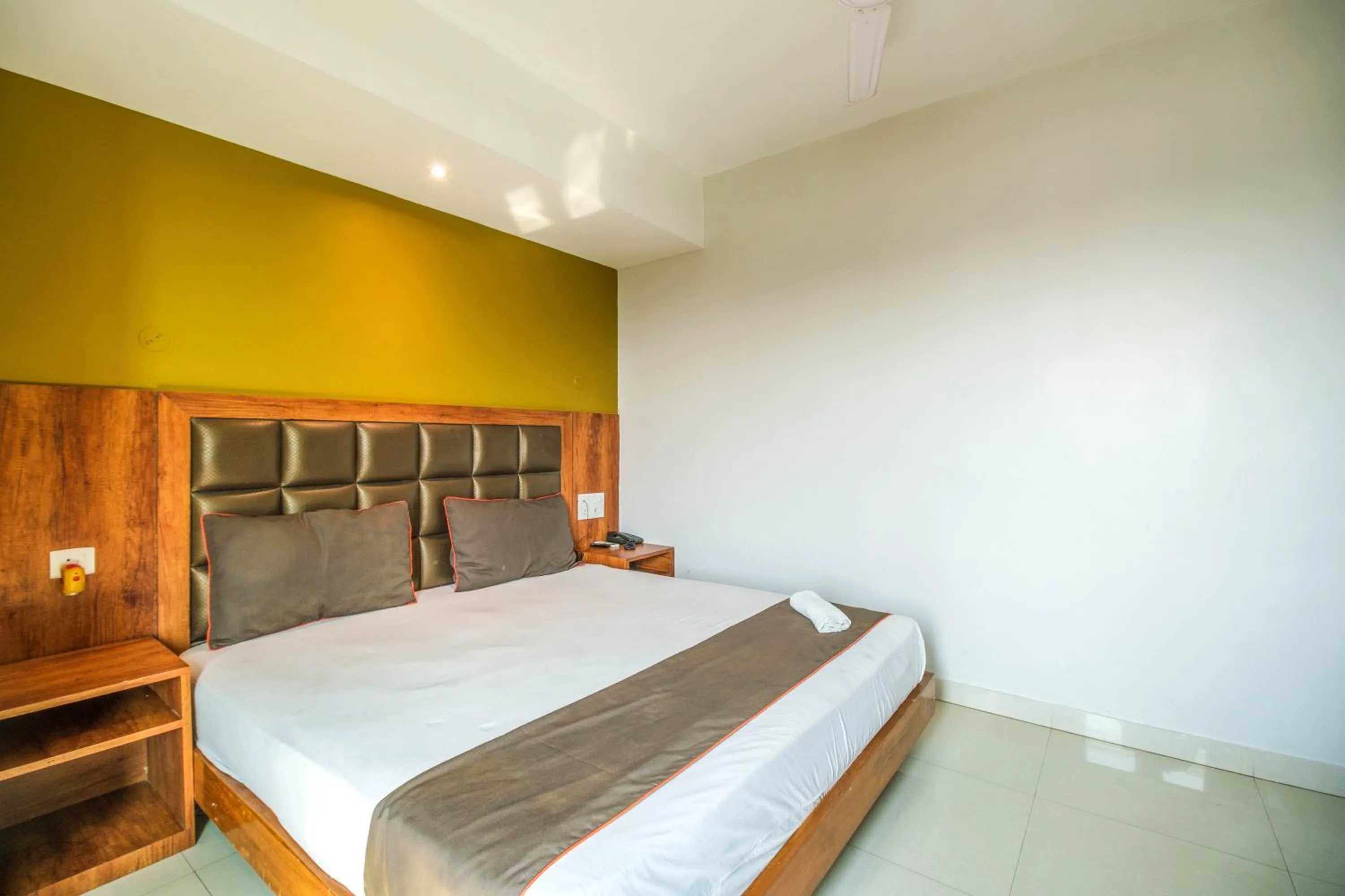 Bed in Hotel Parnil Residency