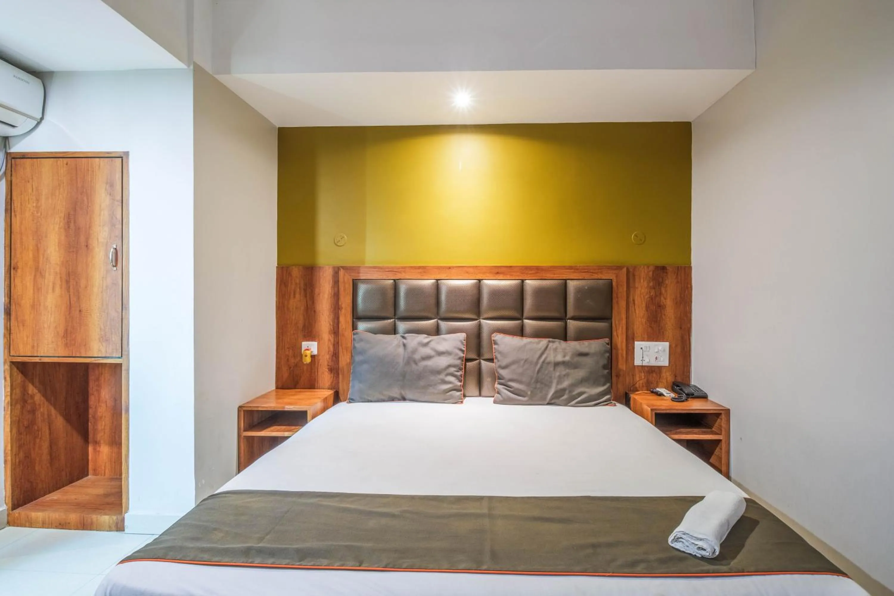 Bed in Hotel Parnil Residency