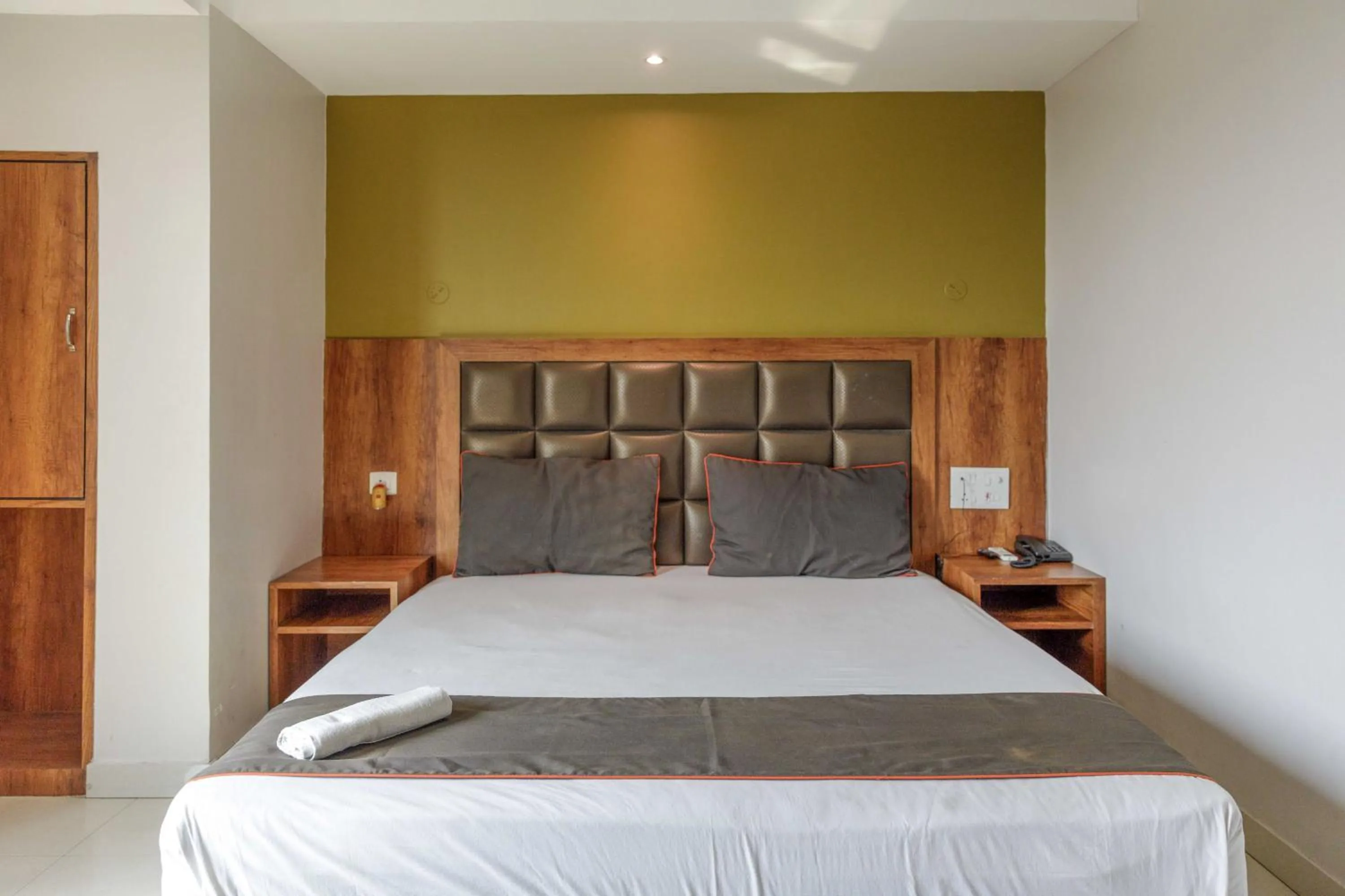 Bed in Hotel Parnil Residency