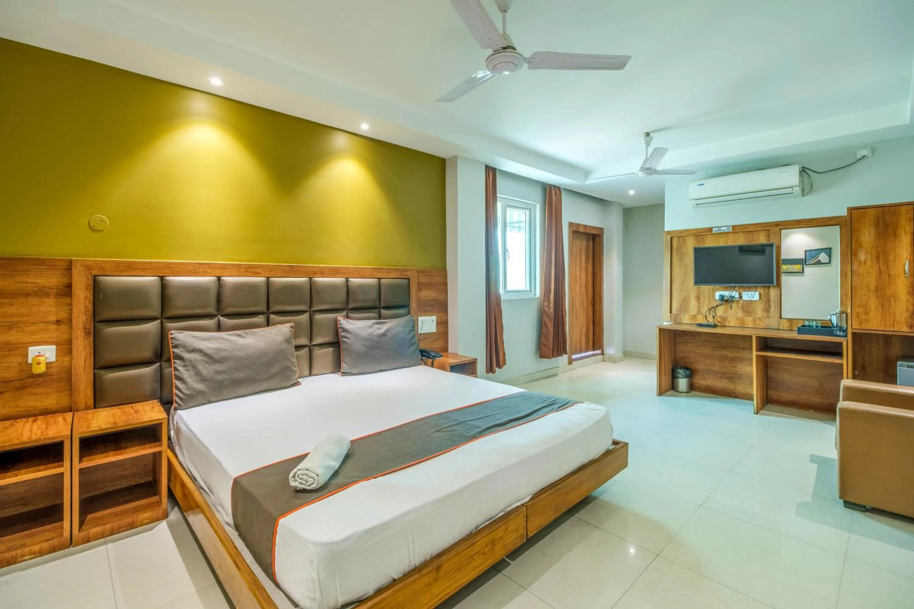 Bed in Hotel Parnil Residency