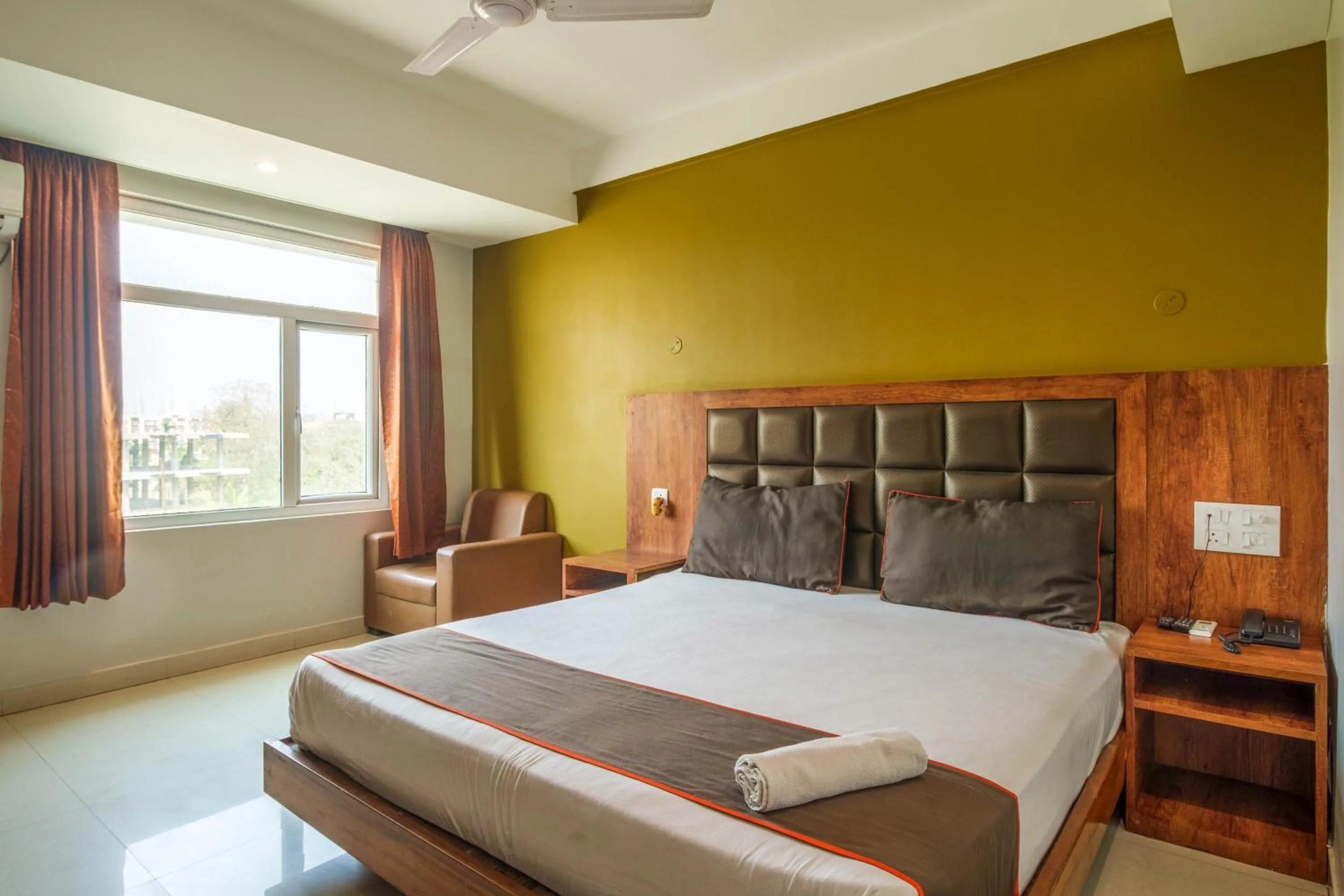 Bed in Hotel Parnil Residency