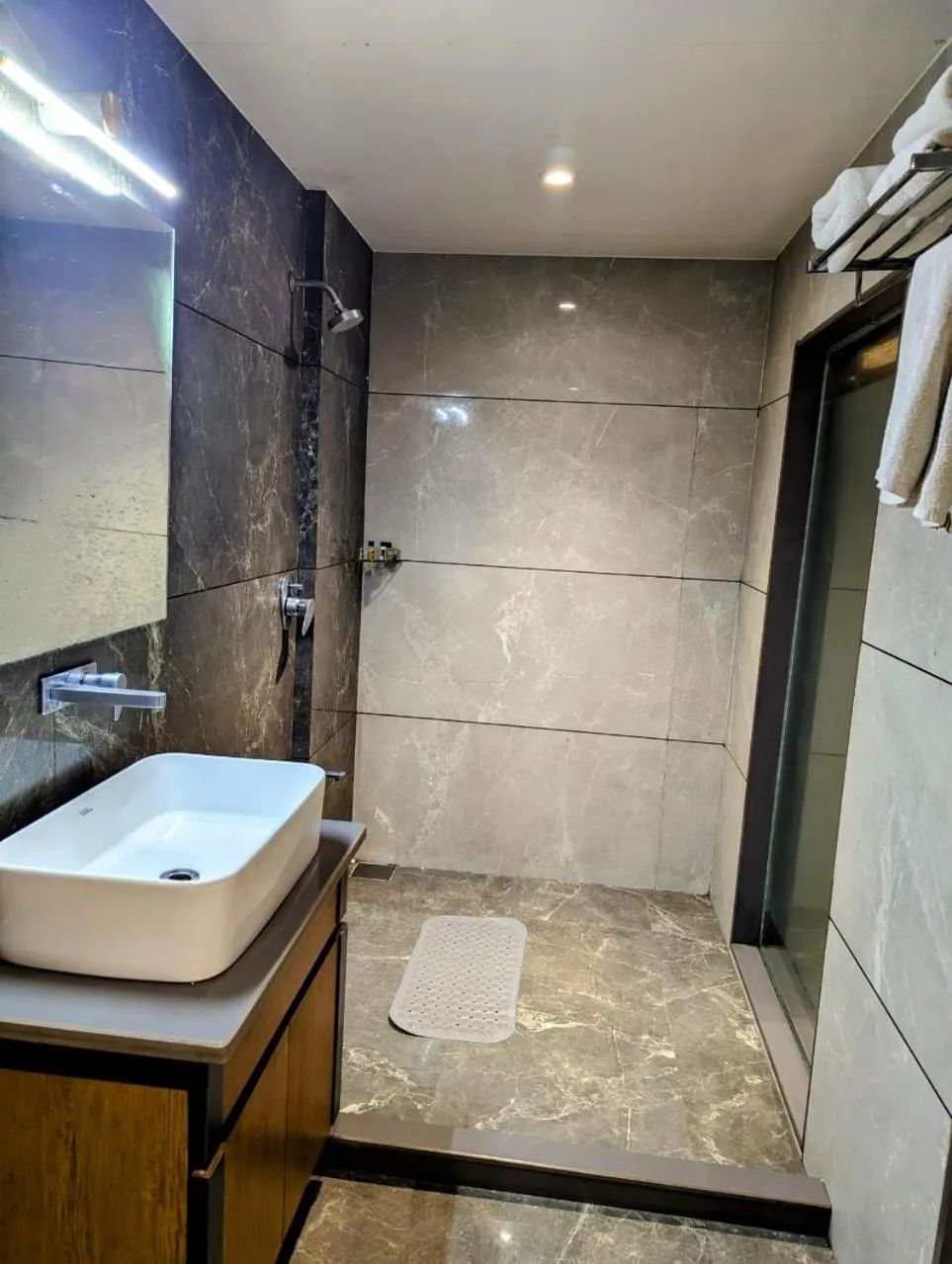 Bathroom in Hotel Red Chillee Restro