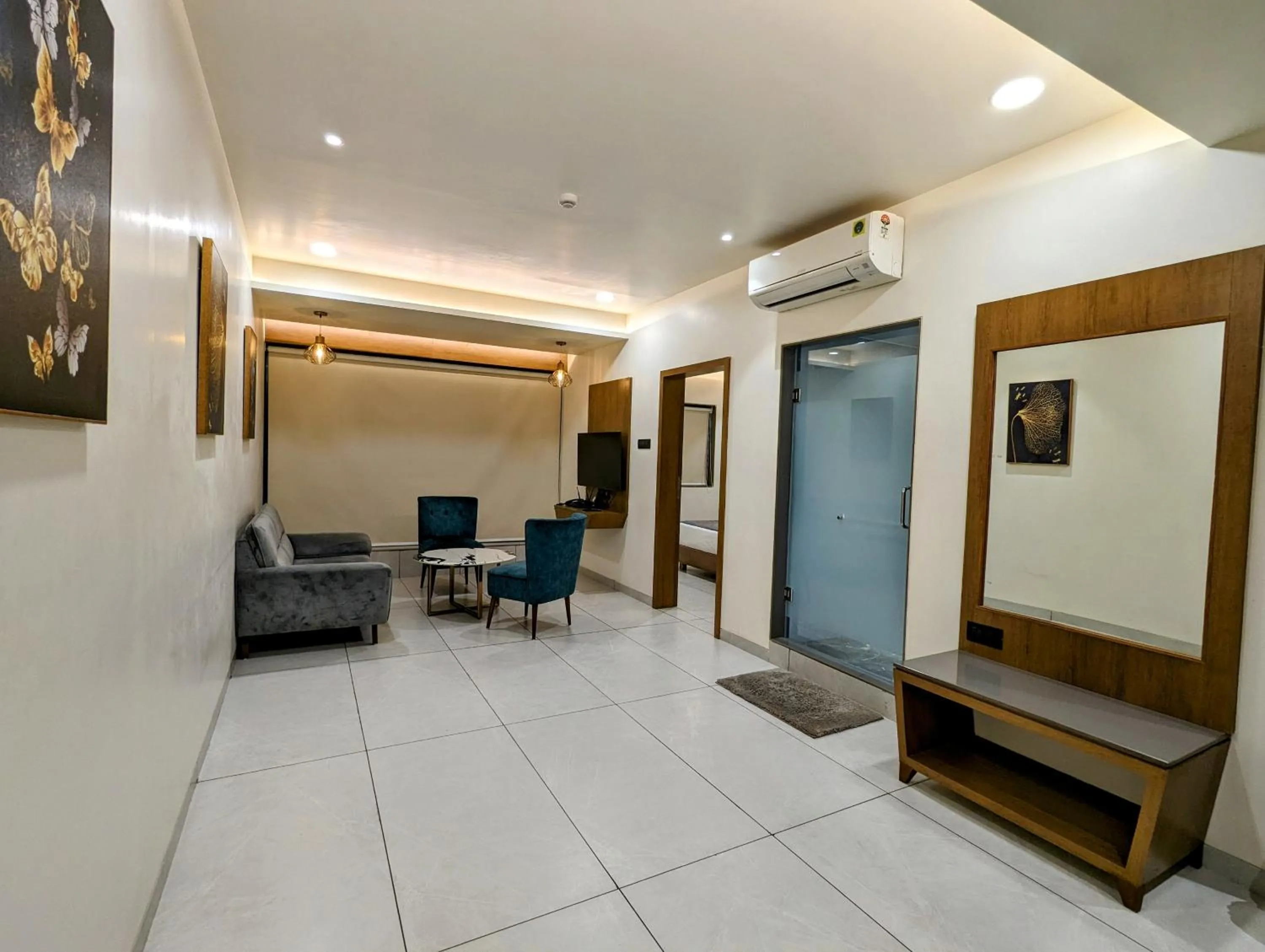 TV and multimedia in Hotel Red Chillee Restro