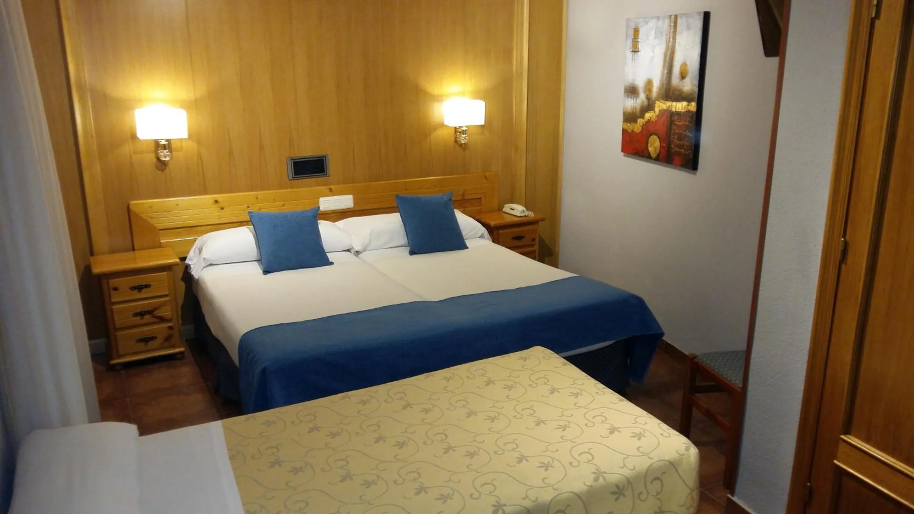Twin Room with Extra Bed in Hotel Real De Toledo