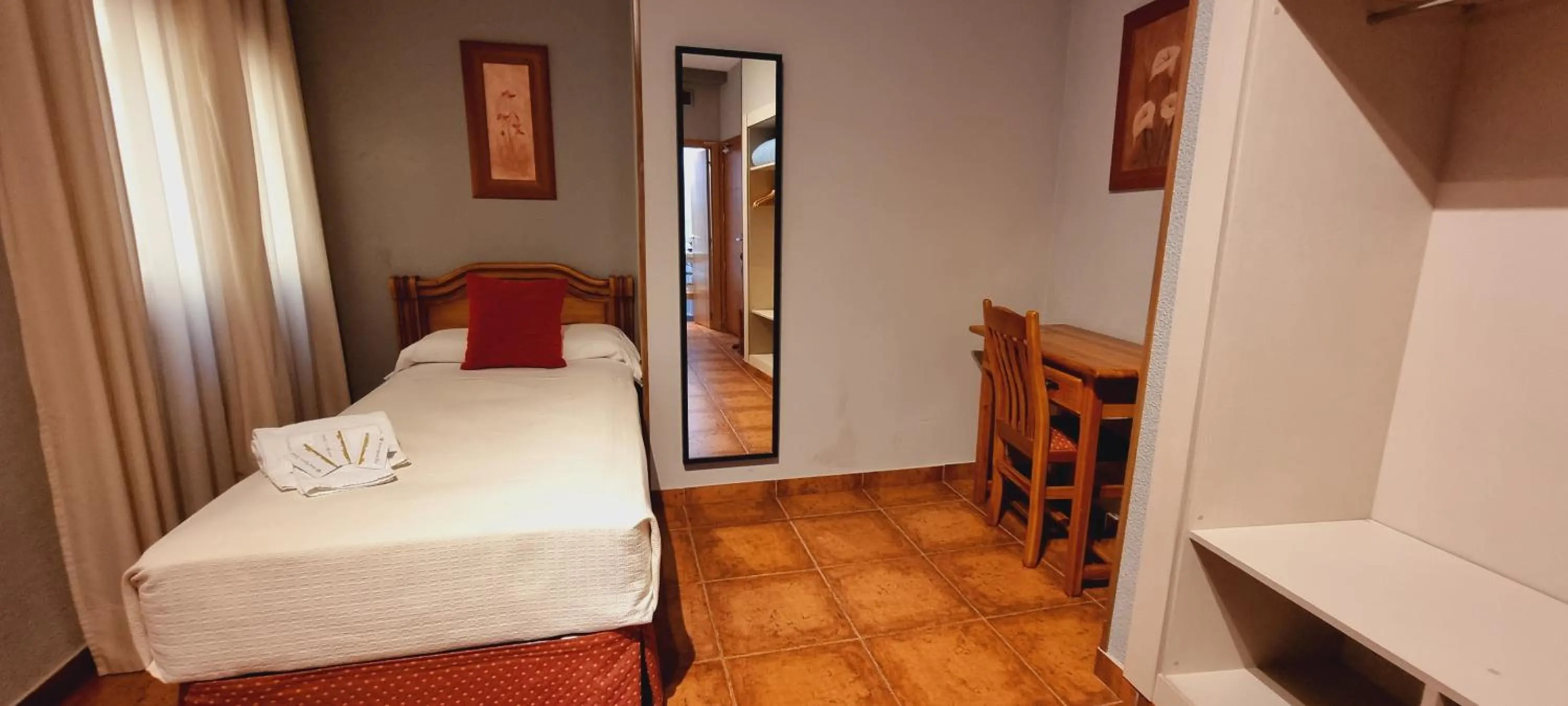 Bedroom, Bed in Hotel Real De Toledo