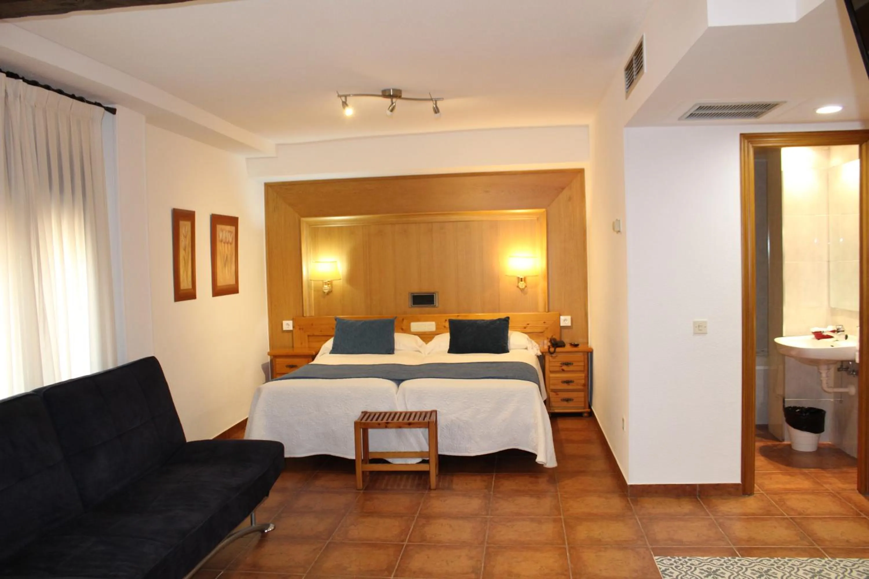 Bedroom, Bed in Hotel Real De Toledo