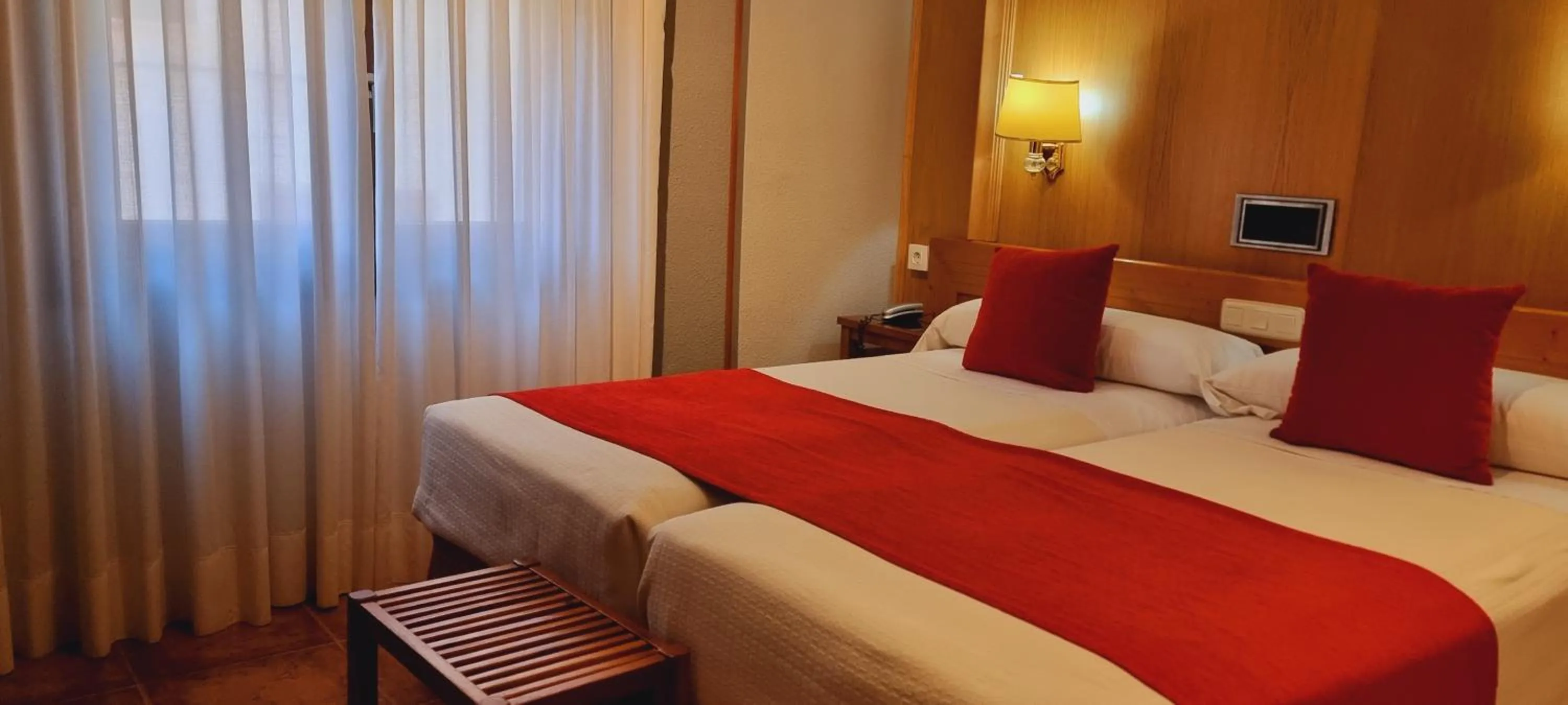 Bedroom, Bed in Hotel Real De Toledo