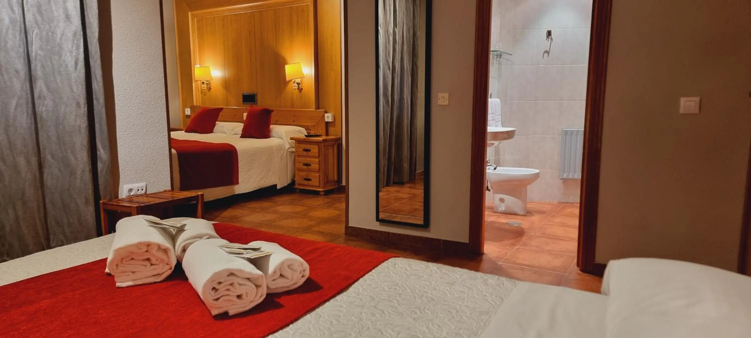 Bedroom, Bed in Hotel Real De Toledo